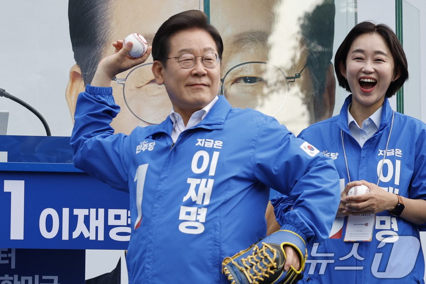 (서울=뉴스1) 안은나 기자 = 이재명 더불어민주당 대통령 후보가 제21대 대통령선거 사전투표 첫날인 29일 오후 서울 송파구 잠실야구장 앞 광장에서 열린 유세에서 야구공을 들고 …