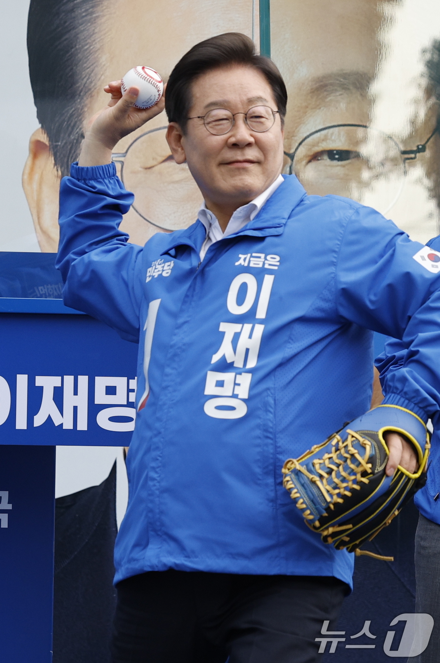 (서울=뉴스1) 안은나 기자 = 이재명 더불어민주당 대통령 후보가 제21대 대통령선거 사전투표 첫날인 29일 오후 서울 송파구 잠실야구장 앞 광장에서 열린 유세에서 야구공을 들고 …