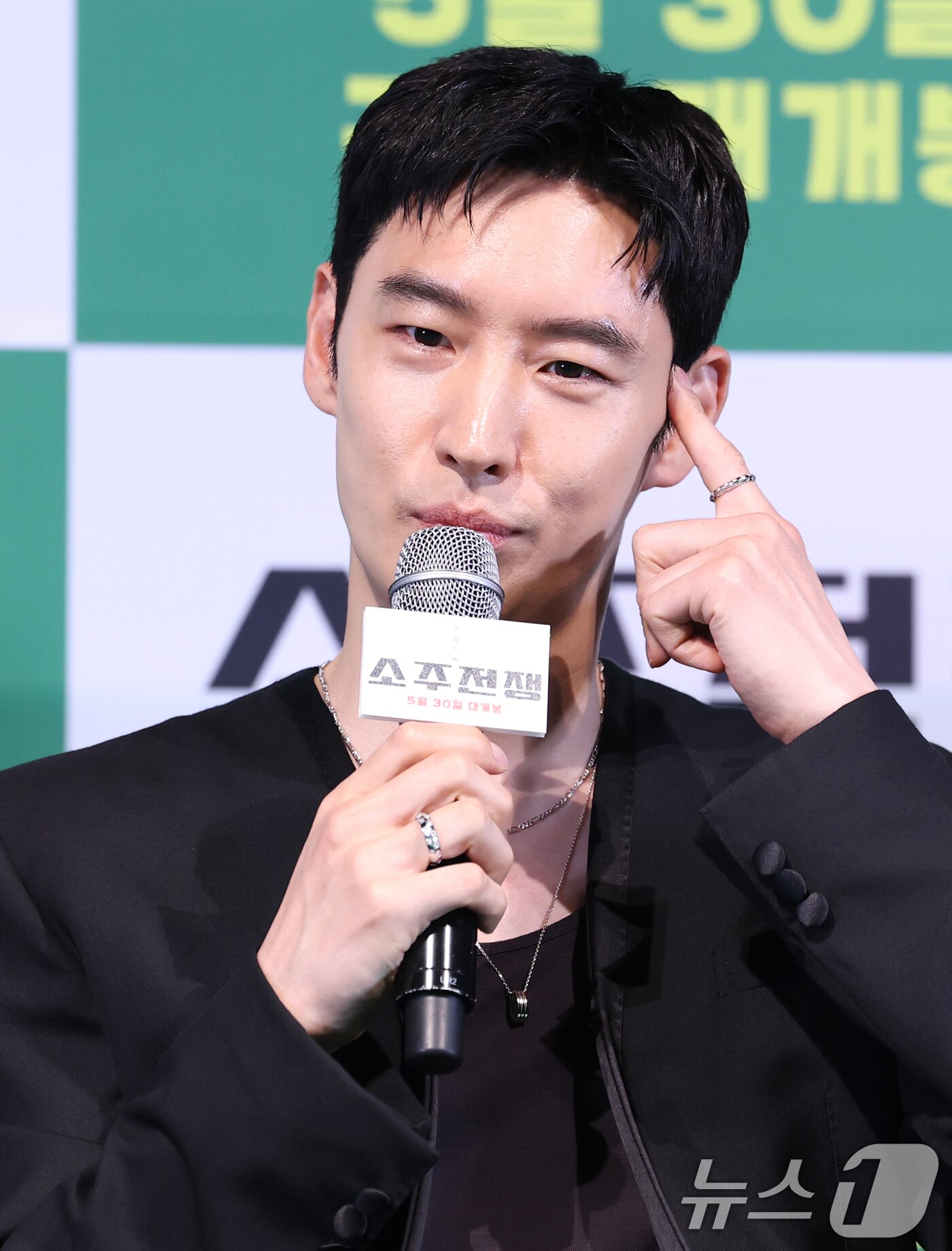 본문 이미지 - 배우 이제훈이 29일 서울 용산구 CGV용산아이파크몰에서 열린 영화 '소주전쟁' 언론시사회에 참석해 취재진 질문에 답하고 있다. 영화 ‘소주전쟁’은 1997년 IMF 외환위기, 소주 회사가 곧 인생인 재무이사 종록과 오로지 성과만 추구하는 글로벌 투자사 직원 인범이 대한민국 국민 소주의 운명을 걸고 맞서는 이야기를 그린다. 2025.5.29/뉴스1 ⓒ News1 권현진 기자