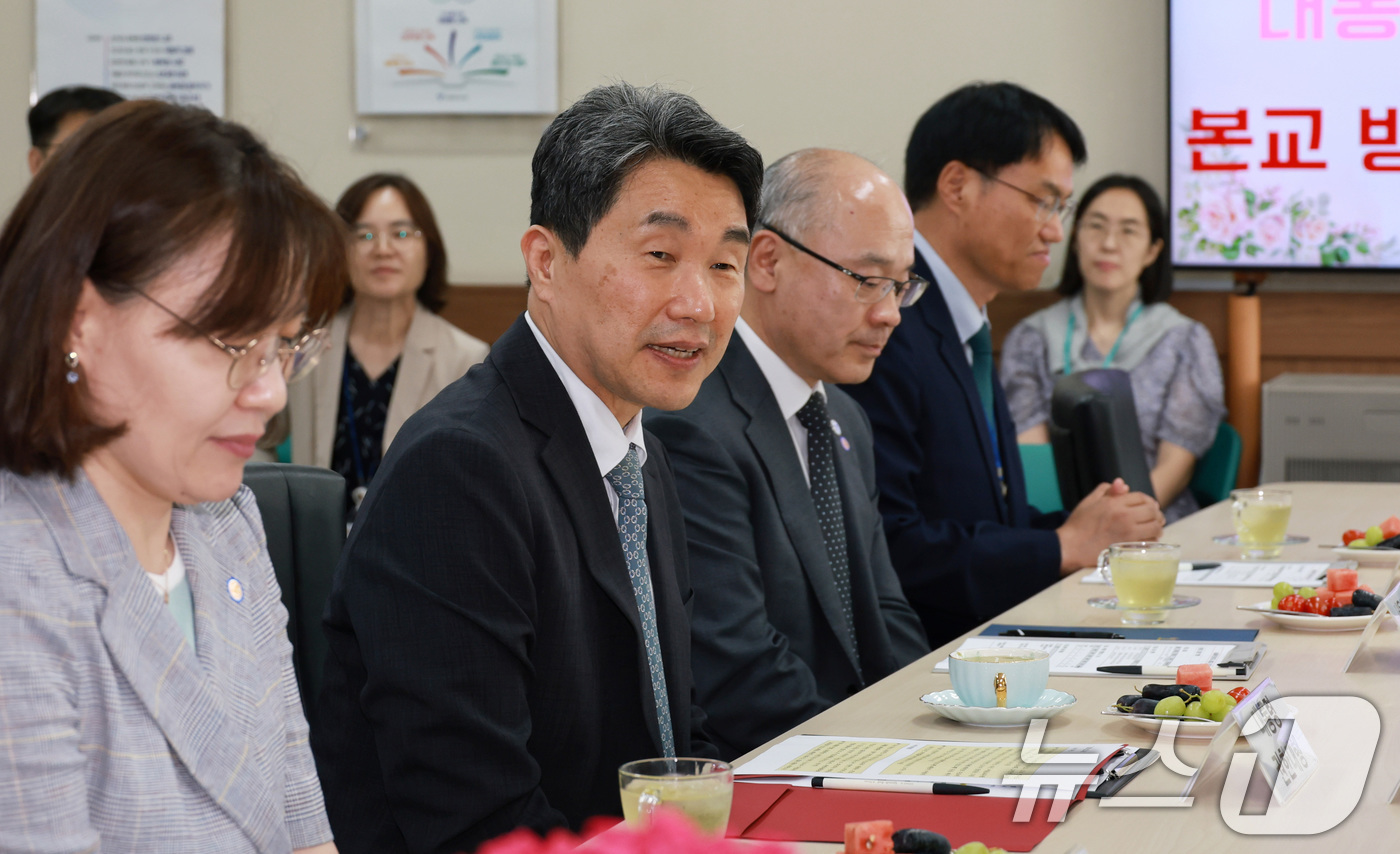 (서울=뉴스1) 임세영 기자 = 이주호 대통령 권한대행 부총리 겸 교육부 장관이 29일 서울 원촌초등학교를 방문해 늘봄학교 운영상황을 점검하고 있다. (교육부 제공, 재판매 및 D …