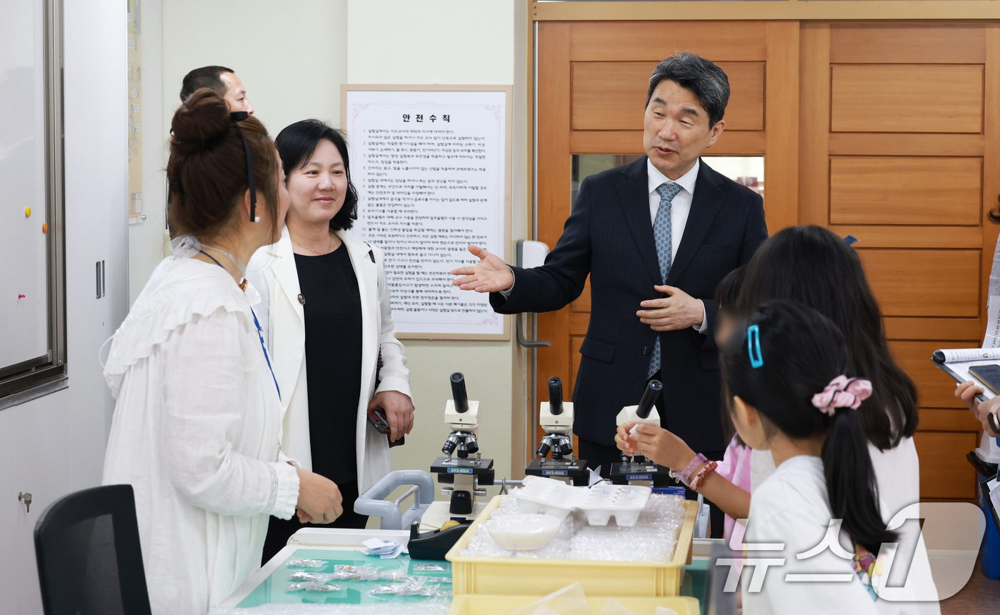 (서울=뉴스1) 임세영 기자 = 이주호 대통령 권한대행 부총리 겸 교육부 장관이 29일 서울 원촌초등학교를 방문해 늘봄학교 운영상황을 점검하고 있다. (교육부 제공, 재판매 및 D …