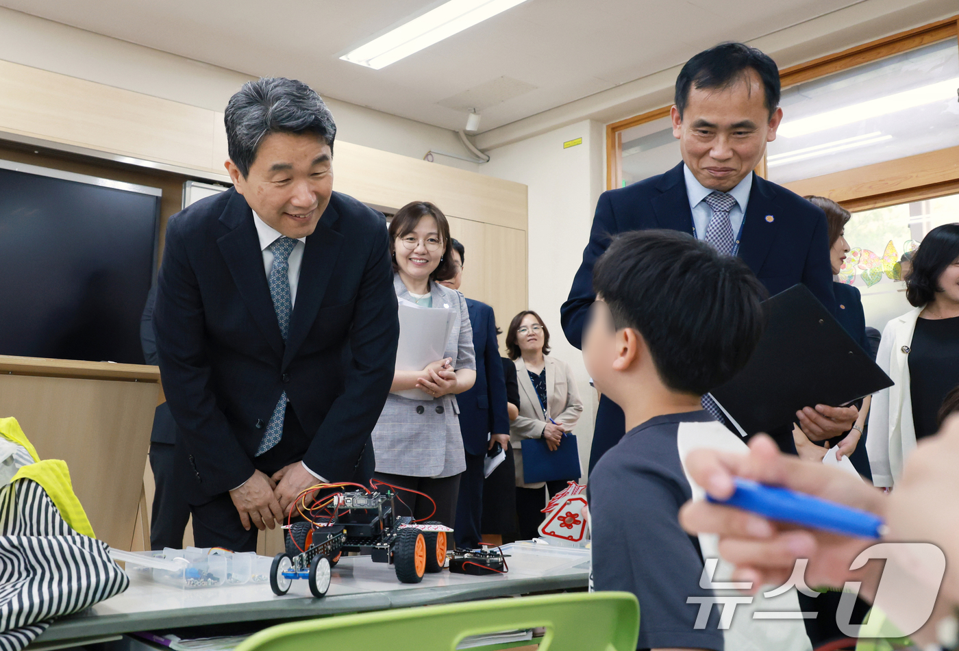 (서울=뉴스1) 임세영 기자 = 이주호 대통령 권한대행 부총리 겸 교육부 장관이 29일 서울 원촌초등학교를 방문해 늘봄학교 운영상황을 점검하고 있다. (교육부 제공, 재판매 및 D …