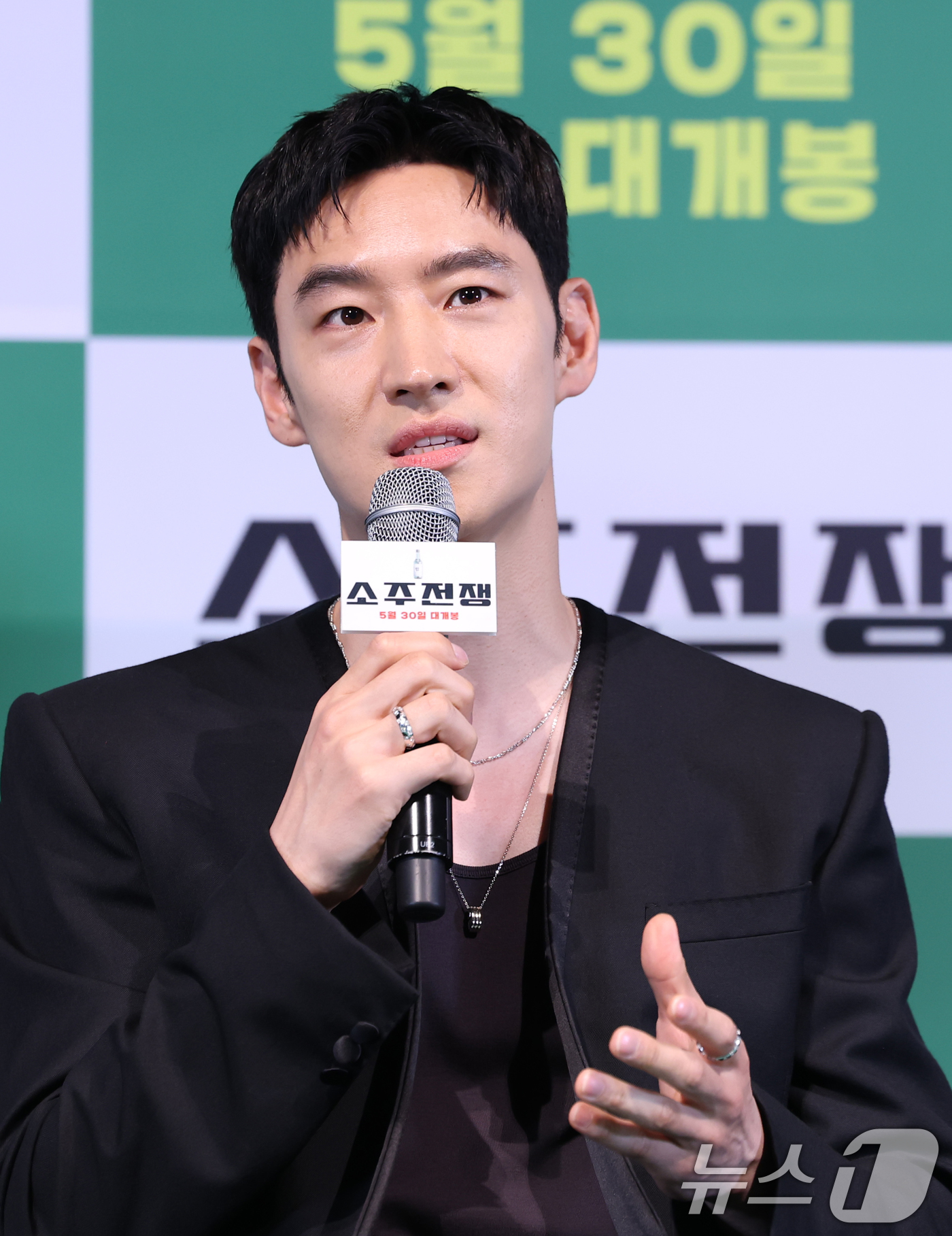 (서울=뉴스1) 권현진 기자 = 배우 이제훈이 29일 서울 용산구 CGV용산아이파크몰에서 열린 영화 '소주전쟁' 언론시사회에 참석해 취재진 질문에 답하고 있다. ‘소주전쟁’은 19 …