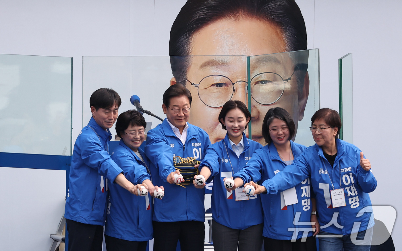 (서울=뉴스1) 안은나 기자 = 이재명 더불어민주당 대통령 후보가 제21대 대통령선거 사전투표 첫날인 29일 오후 서울 송파구 잠실야구장 앞 광장에서 열린 유세에서 '내란종식'이 …