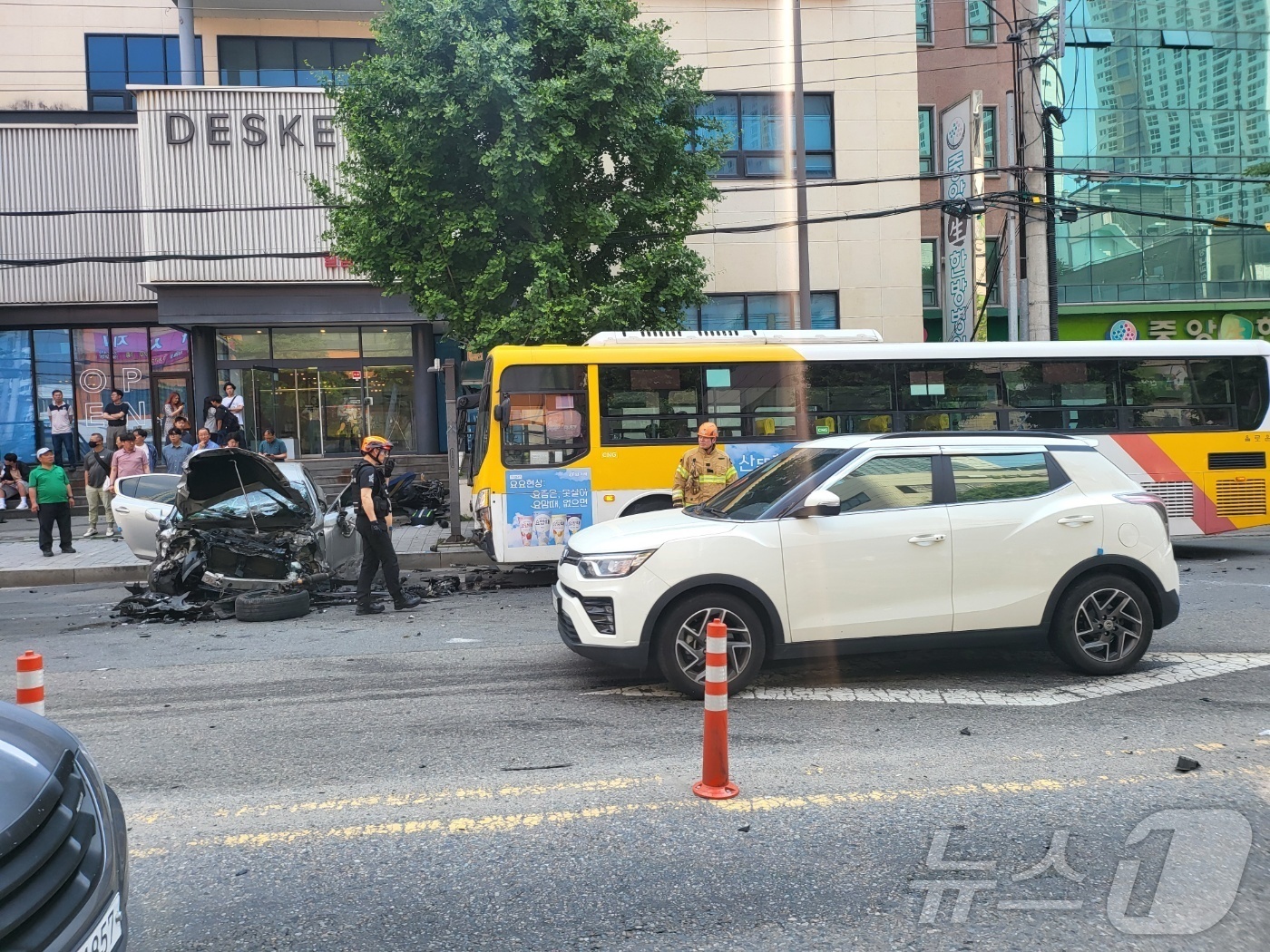 (광주=뉴스1) 박지현 기자 = 29일 오후 3시 14분쯤 남구 주월동의 한 도로에서 50대 남성 A 씨가 몰던 K9 승용차가 중앙선을 침범해 차량을 잇따라 들이받아 관계당국이 수 …