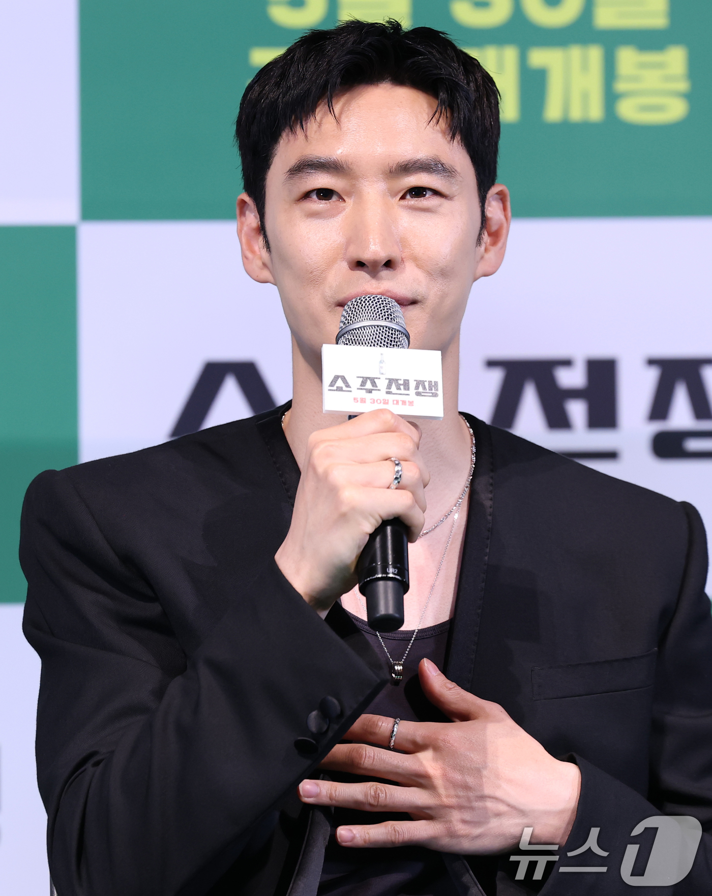 (서울=뉴스1) 권현진 기자 = 배우 이제훈이 29일 서울 용산구 CGV용산아이파크몰에서 열린 영화 '소주전쟁' 언론시사회에 참석해 인사말을 하고 있다. ‘소주전쟁’은 1997년 …