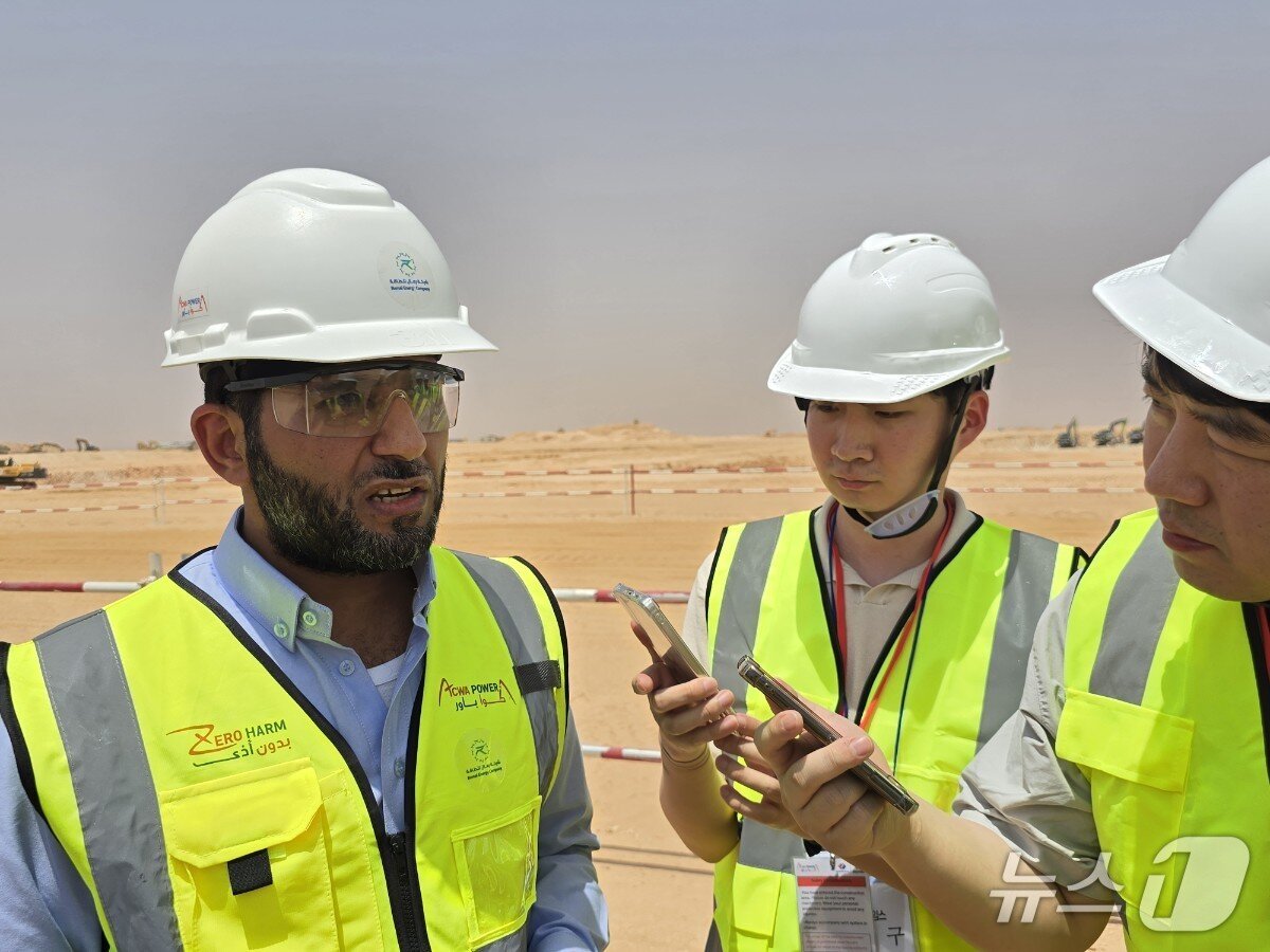 본문 이미지 - 제야드 르말 에너지컴퍼니 최고경영자&#40;Remal Energy Company·CEO&#41;가 20일&#40;현지시간&#41; 루마 가스복합부지 예정부지에서 기자들과 만나 인터뷰를 진행하고 있다. &#40;사진제공 = 산업통상자원부 공동취재단&#41;