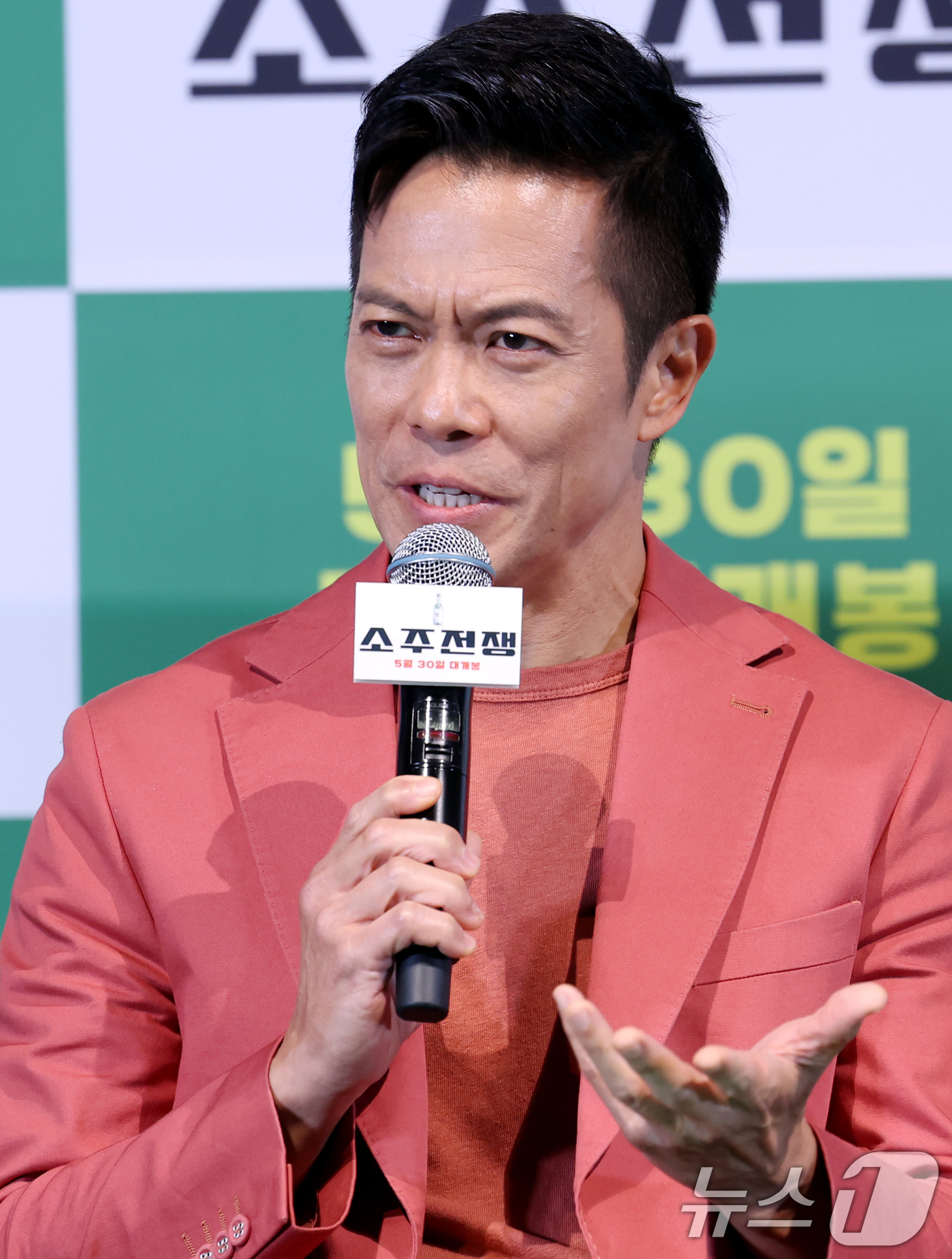 (서울=뉴스1) 권현진 기자 = 배우 바이런 만이 29일 서울 용산구 CGV용산아이파크몰에서 열린 영화 '소주전쟁' 언론시사회에 참석해 취재진 질문에 답하고 있다.영화 ‘소주전쟁’ …