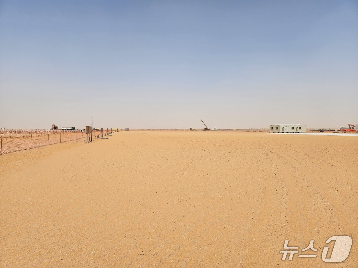 본문 이미지 - 사우디 리야드 인근 사막 전경. &#40;사진제공 = 산업통상자원부 공동취재단·한국전력&#41;