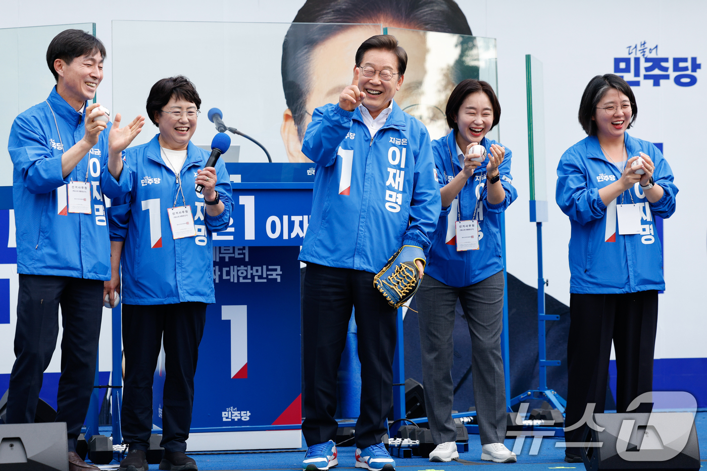 (서울=뉴스1) 안은나 기자 = 이재명 더불어민주당 대통령 후보가 제21대 대통령선거 사전투표 첫날인 29일 오후 서울 송파구 잠실야구장 앞 광장에서 지지를 호소하고 있다. 202 …