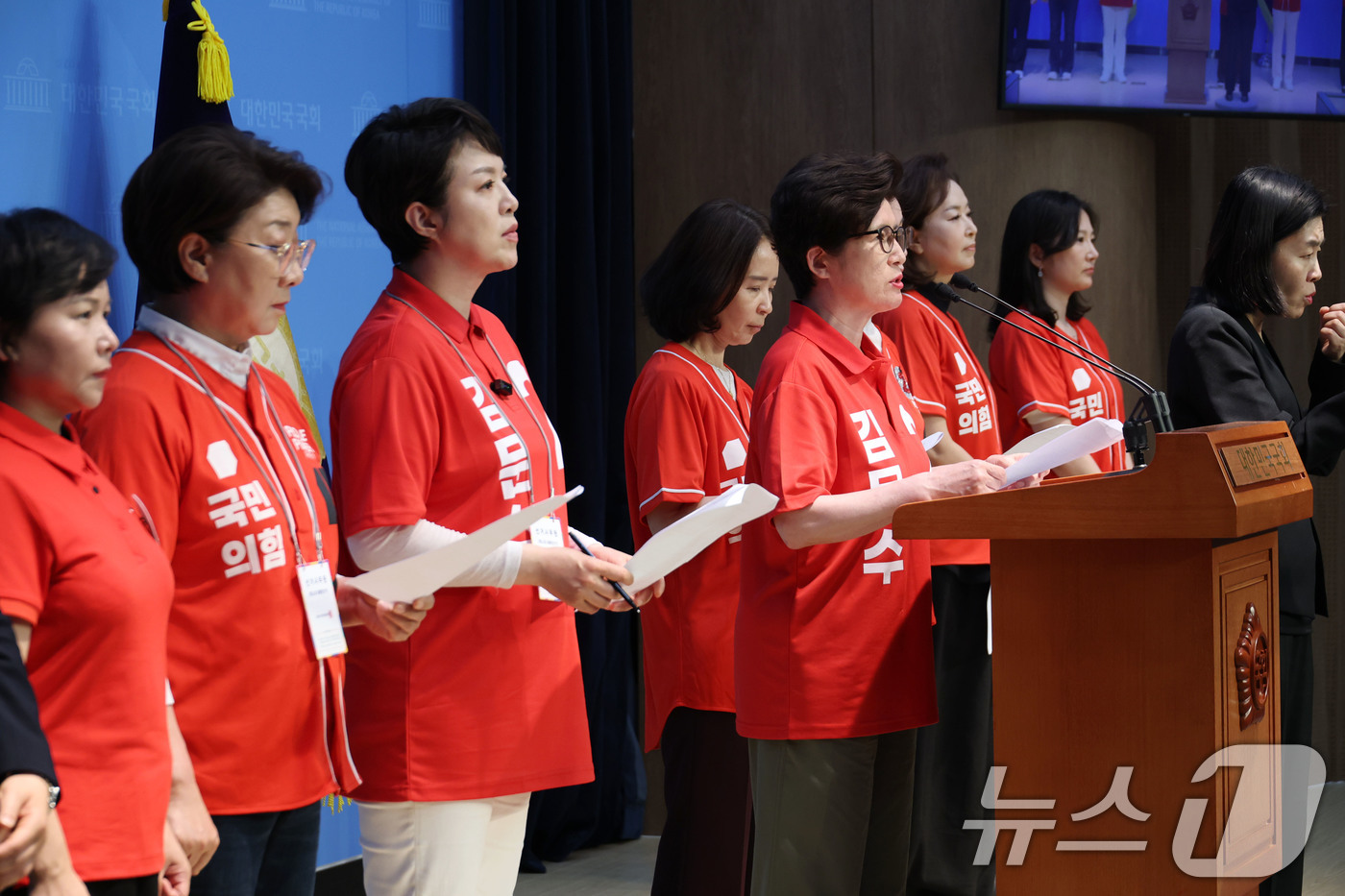 (서울=뉴스1) 이광호 기자 = 국민의힘 중앙선거대책위원회 여성본부 소속 의원들이 29일 오후 서울 여의도 국회 소통관에서 긴급현안 관련 성명발표 기자회견을 열고 이재명 더불어민주 …