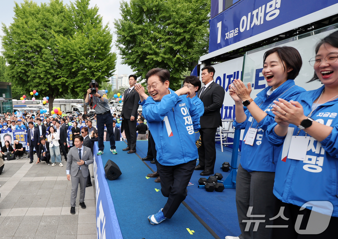 (서울=뉴스1) 안은나 기자 = 이재명 더불어민주당 대통령 후보가 제21대 대통령선거 사전투표 첫날인 29일 오후 서울 송파구 잠실야구장 앞 광장에서 열린 유세에서 글로브를 착용한 …