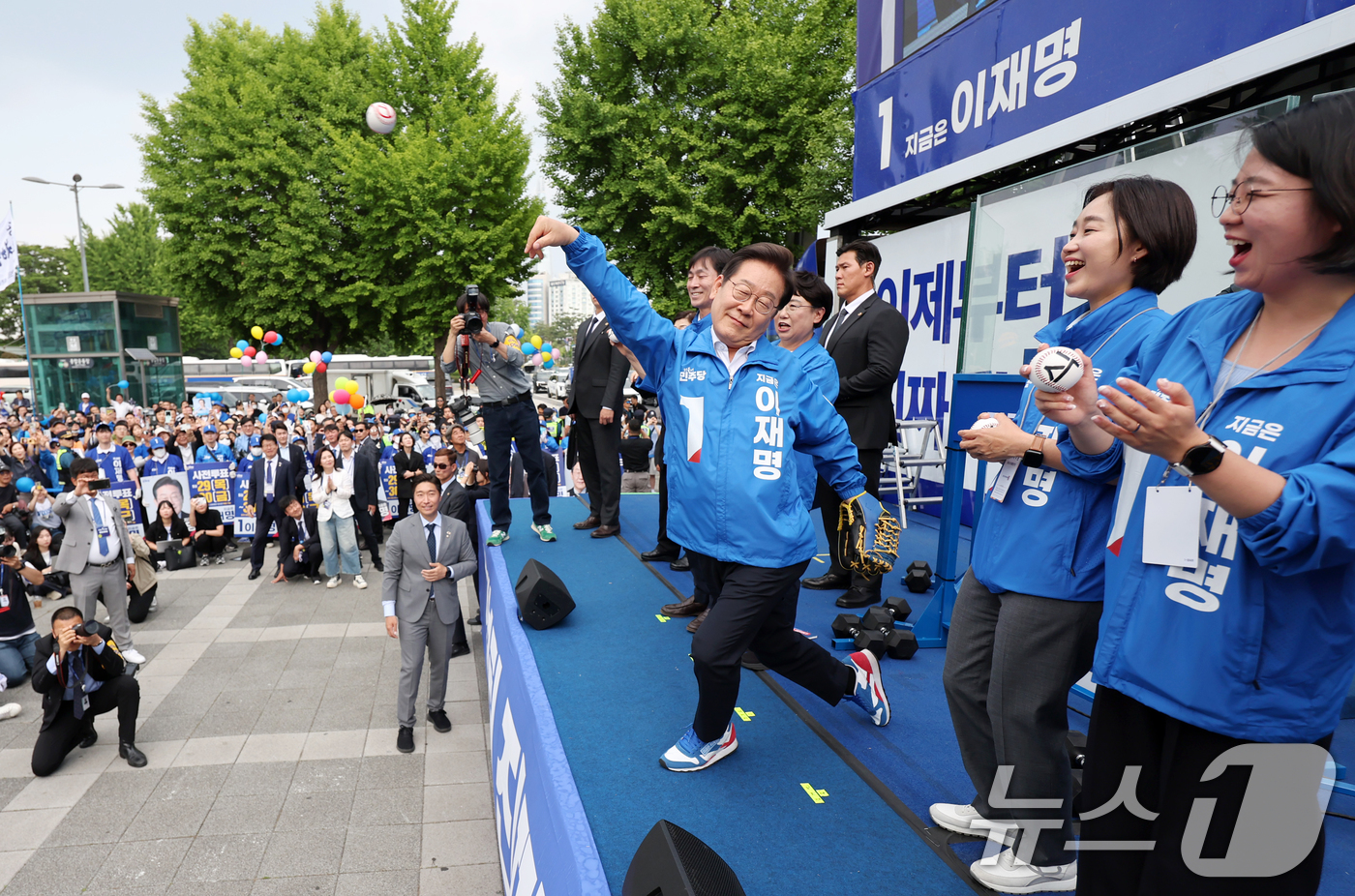 (서울=뉴스1) 안은나 기자 = 이재명 더불어민주당 대통령 후보가 제21대 대통령선거 사전투표 첫날인 29일 오후 서울 송파구 잠실야구장 앞 광장에서 열린 유세에서 글로브를 착용한 …