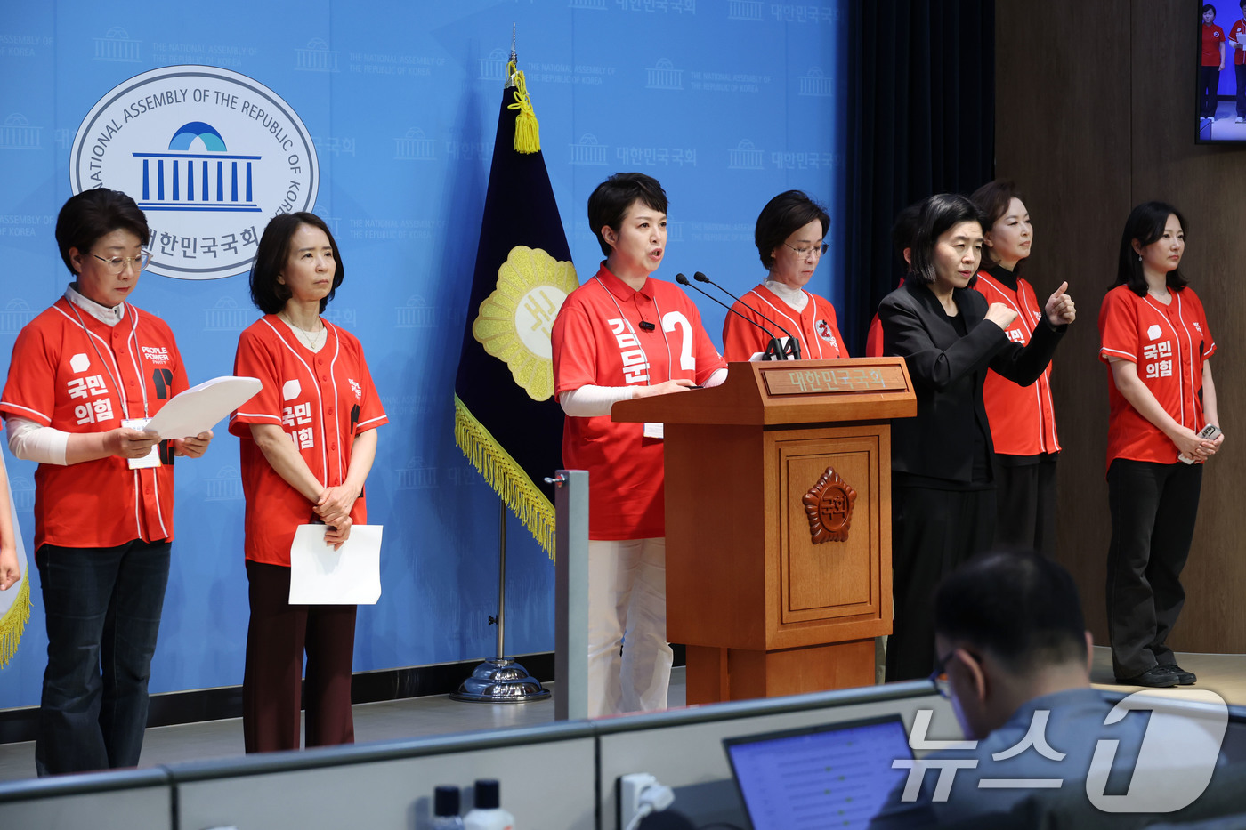 (서울=뉴스1) 이광호 기자 = 국민의힘 중앙선거대책위원회 여성본부 소속 의원들이 29일 오후 서울 여의도 국회 소통관에서 긴급현안 관련 성명발표 기자회견을 열고 이재명 더불어민주 …