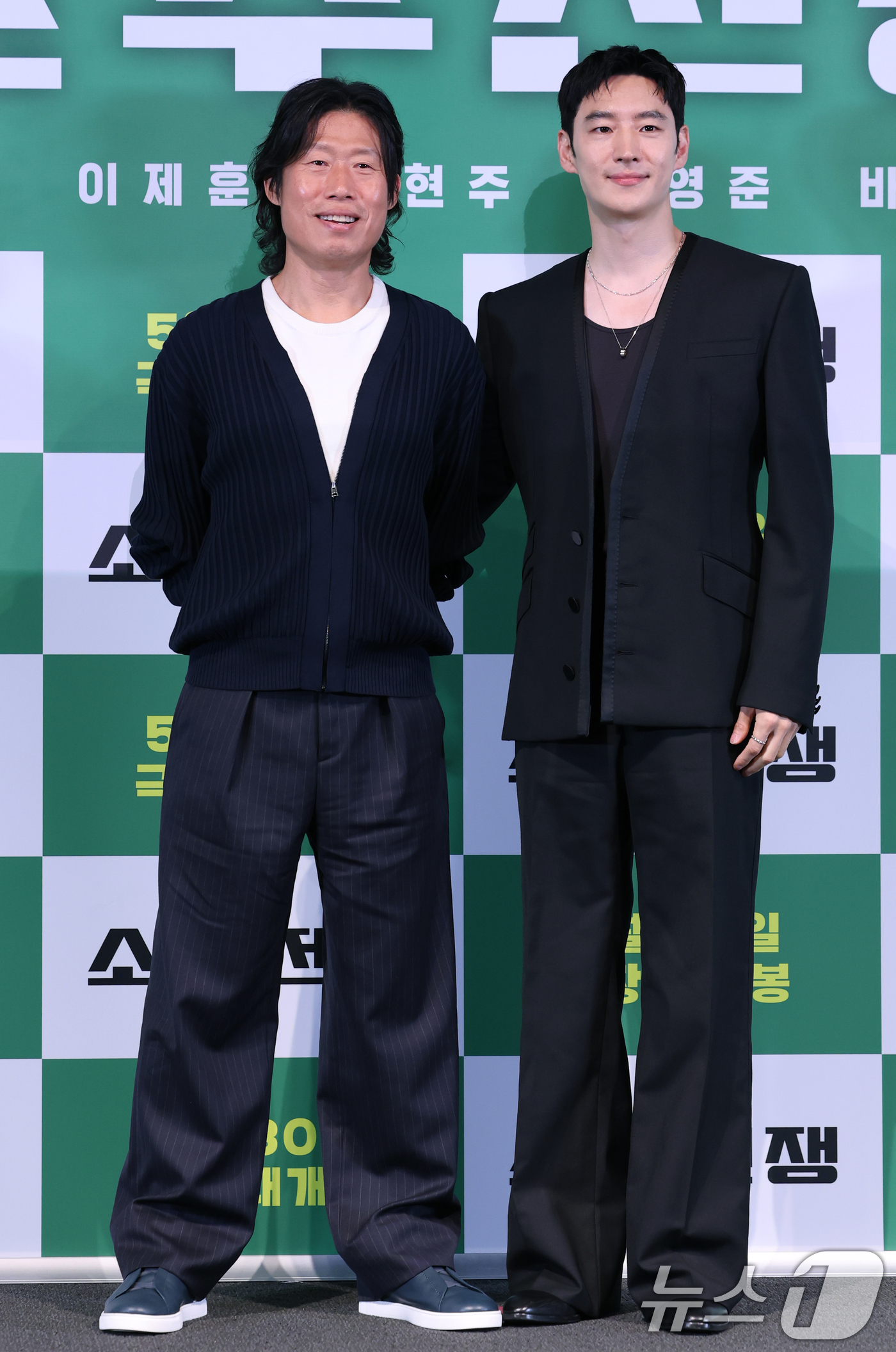 (서울=뉴스1) 권현진 기자 = 배우 유해진과 이제훈(오른쪽)이 29일 서울 용산구 CGV용산아이파크몰에서 열린 영화 '소주전쟁' 언론시사회에 참석해 포즈를 취하고 있다.영화 ‘소 …