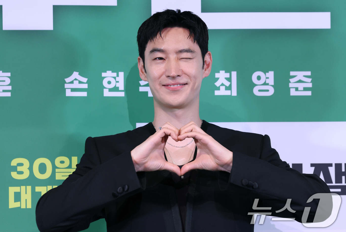 (서울=뉴스1) 권현진 기자 = 배우 이제훈이 29일 서울 용산구 CGV용산아이파크몰에서 열린 영화 '소주전쟁' 언론시사회에 참석해 포즈를 취하고 있다.영화 ‘소주전쟁’은 1997 …