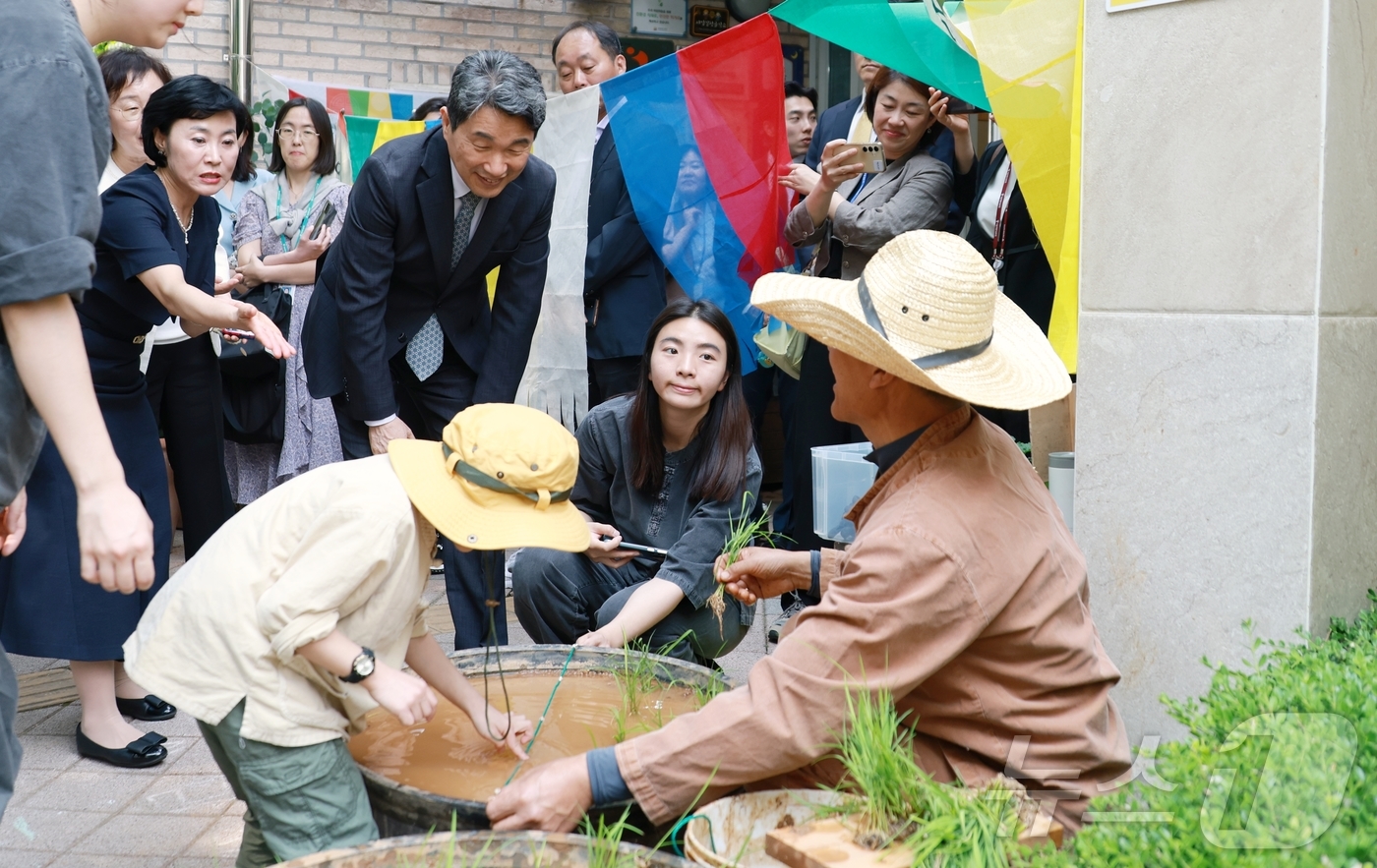 (서울=뉴스1) 임세영 기자 = 이주호 대통령 권한대행 부총리 겸 교육부 장관이 29일 서울 서초구립도구머리 어린이집을 방문해 영유아학교 시범사업 운영 상황을 점검하고 있다.  ( …