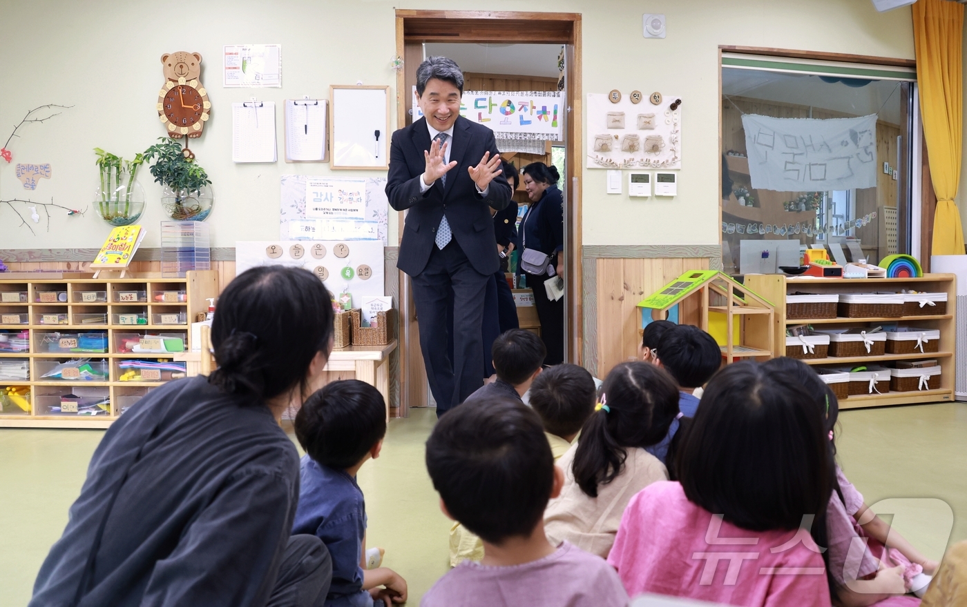 (서울=뉴스1) 임세영 기자 = 이주호 대통령 권한대행 부총리 겸 교육부 장관이 29일 서울 서초구립도구머리 어린이집을 방문해 영유아학교 시범사업 운영 상황을 점검하고 있다.  ( …