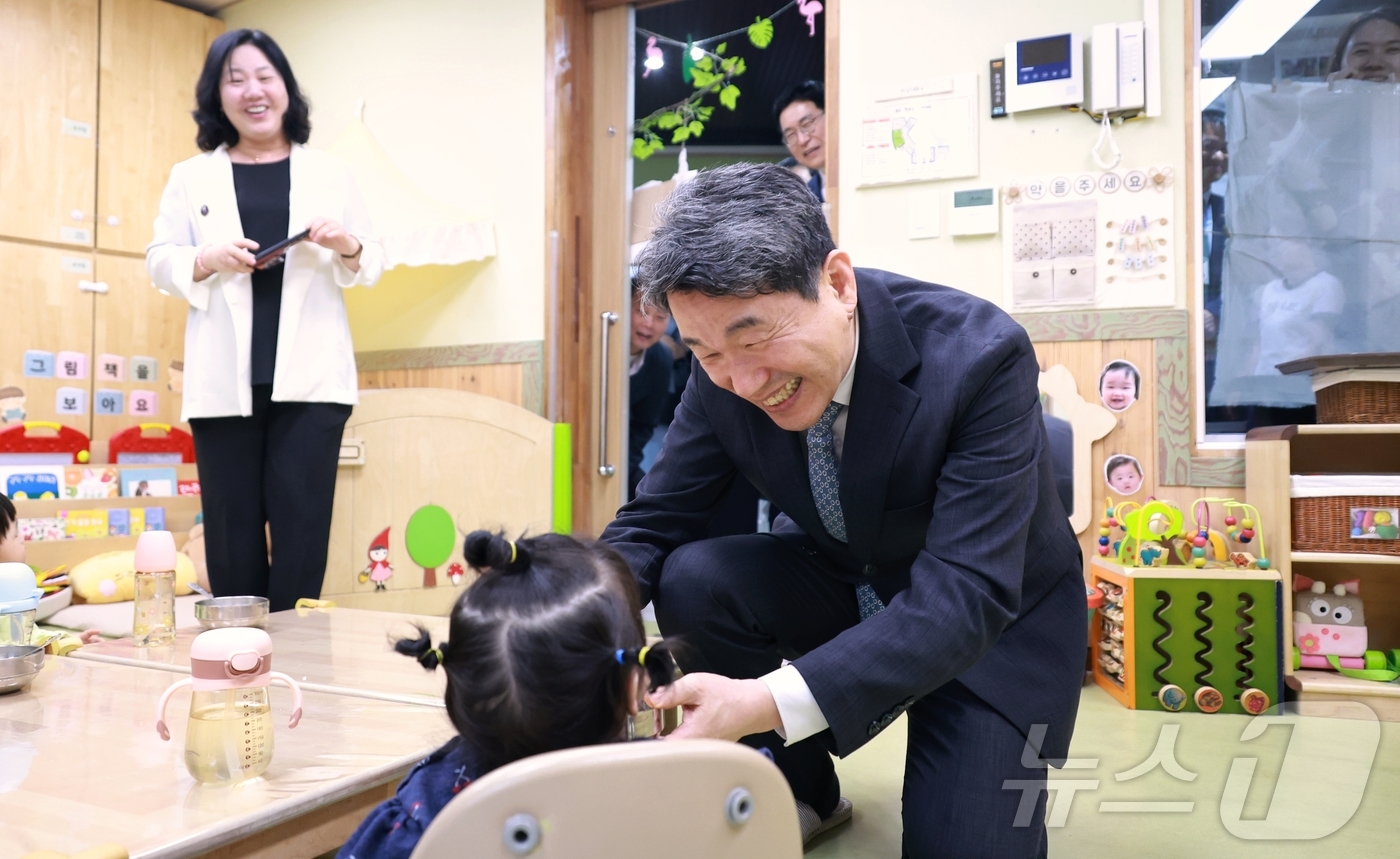 (서울=뉴스1) 임세영 기자 = 이주호 대통령 권한대행 부총리 겸 교육부 장관이 29일 서울 서초구립도구머리 어린이집을 방문해 영유아학교 시범사업 운영 상황을 점검하고 있다.  ( …