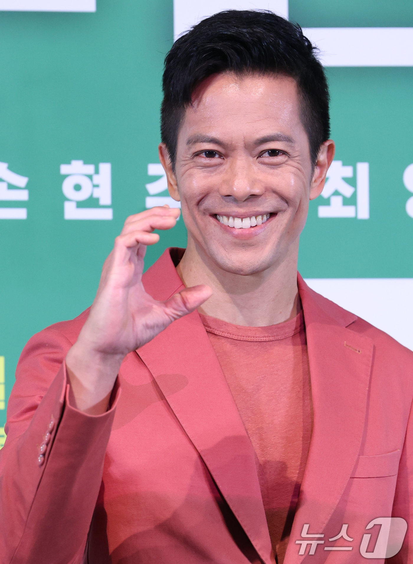 (서울=뉴스1) 권현진 기자 = 배우 바이런 만이 29일 서울 용산구 CGV용산아이파크몰에서 열린 영화 '소주전쟁' 언론시사회에 참석해 포즈를 취하고 있다.영화 ‘소주전쟁’은 19 …