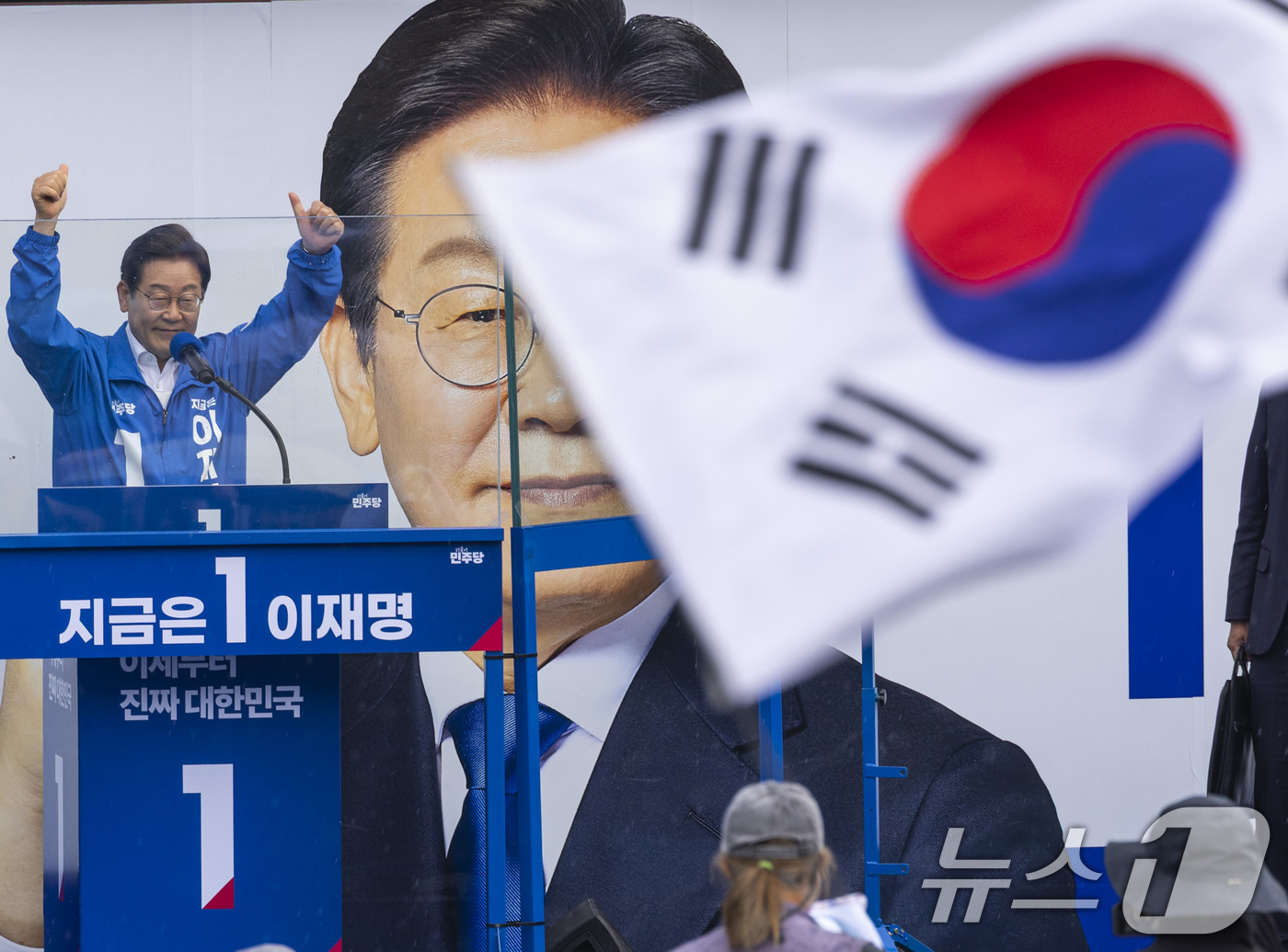 (서울=뉴스1) 안은나 기자 = 이재명 더불어민주당 대통령 후보가 제21대 대통령선거 사전투표 첫날인 29일 오후 서울 송파구 잠실야구장 앞 광장에서 지지를 호소하고 있다. (공동 …