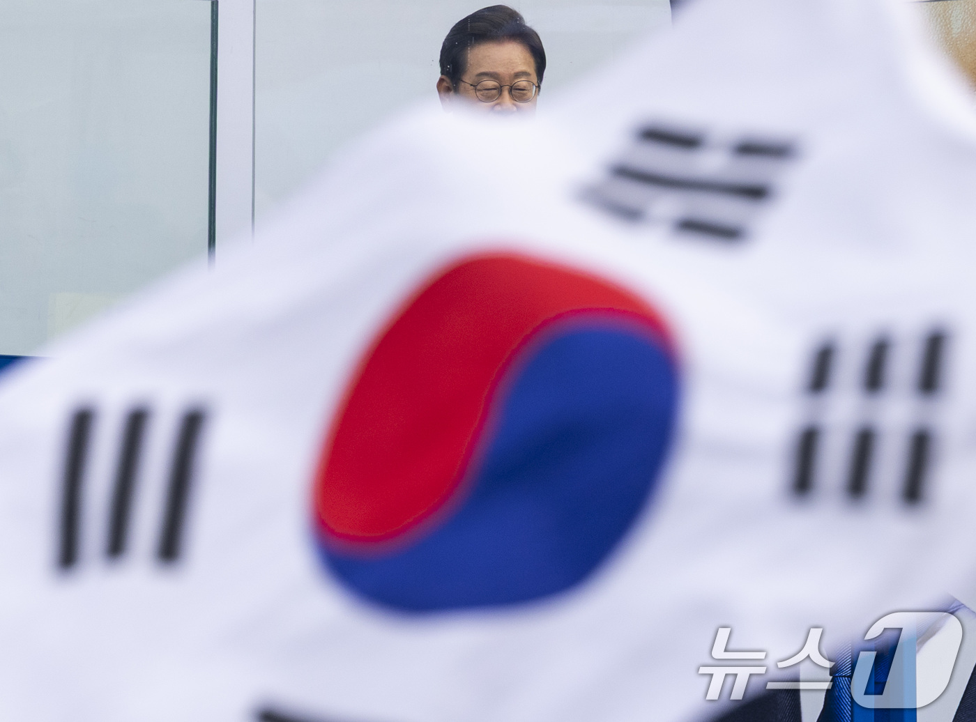 (서울=뉴스1) 안은나 기자 = 이재명 더불어민주당 대통령 후보가 제21대 대통령선거 사전투표 첫날인 29일 오후 서울 송파구 잠실야구장 앞 광장에서 지지를 호소하고 있다. (공동 …