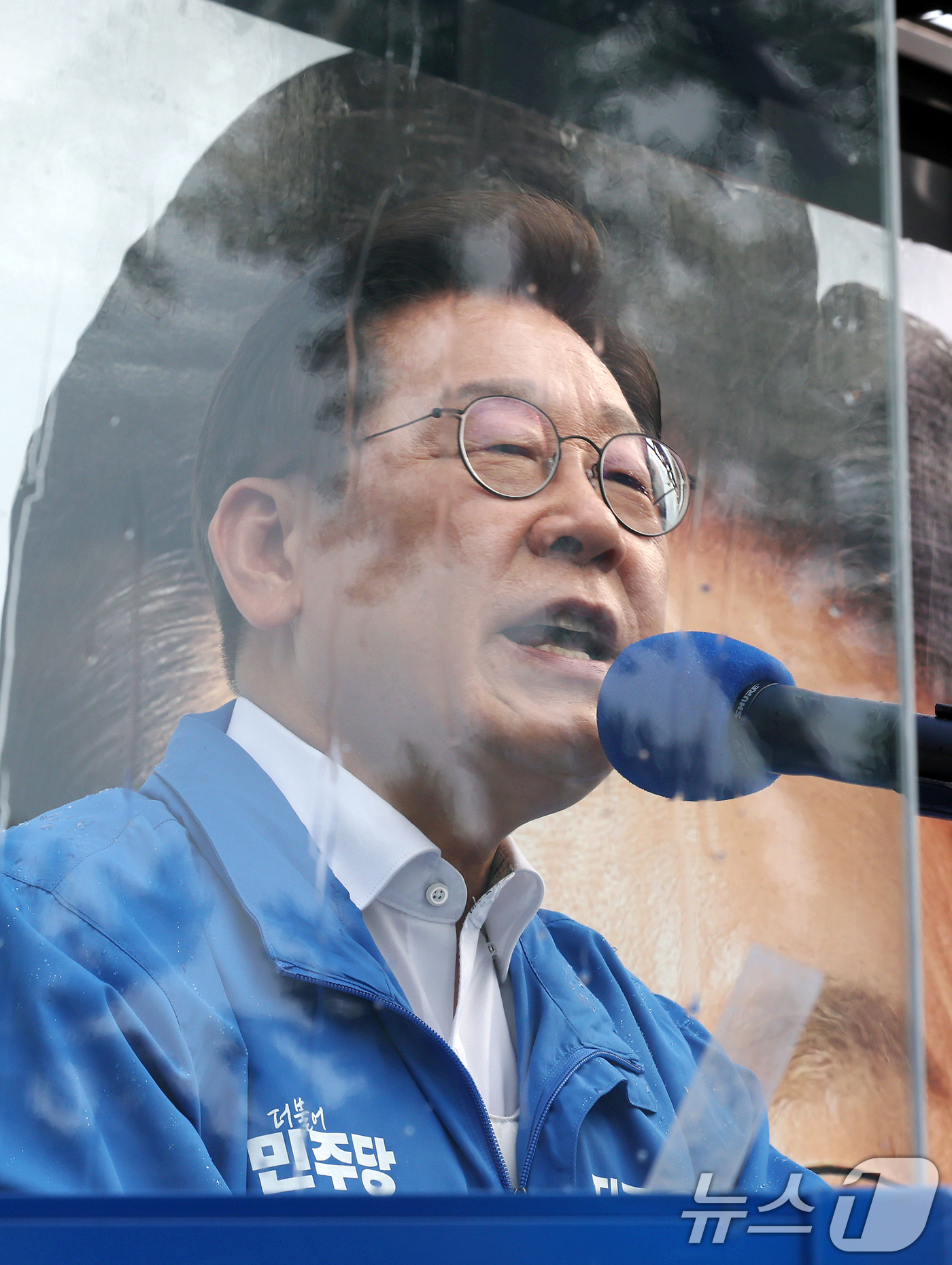 (서울=뉴스1) 안은나 기자 = 이재명 더불어민주당 대통령 후보가 제21대 대통령선거 사전투표 첫날인 29일 오후 서울 송파구 잠실야구장 앞 광장에서 지지를 호소하고 있다. (공동 …