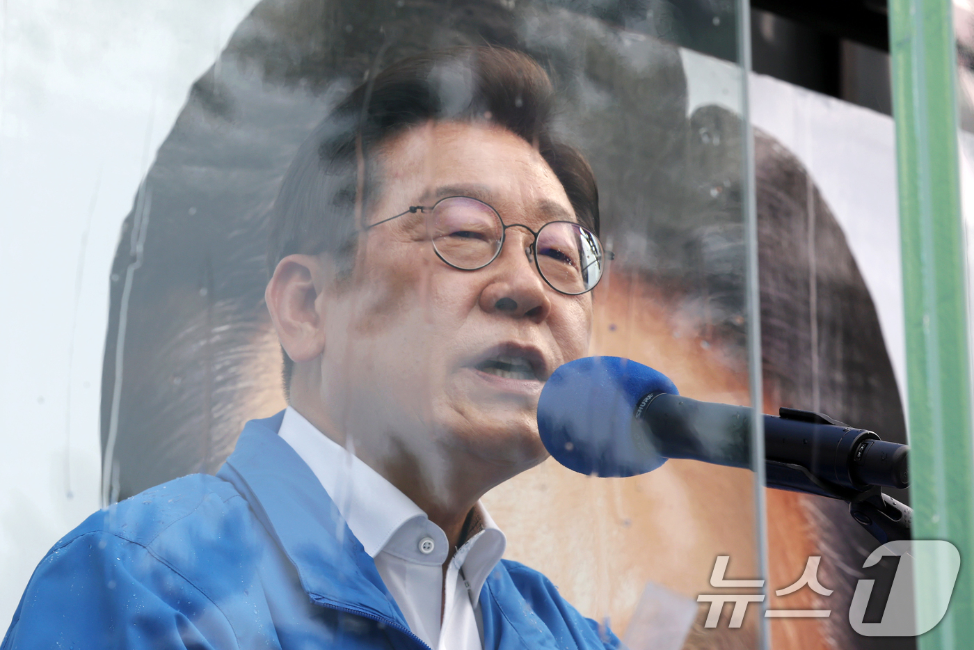 (서울=뉴스1) 안은나 기자 = 이재명 더불어민주당 대통령 후보가 제21대 대통령선거 사전투표 첫날인 29일 오후 서울 송파구 잠실야구장 앞 광장에서 지지를 호소하고 있다. (공동 …