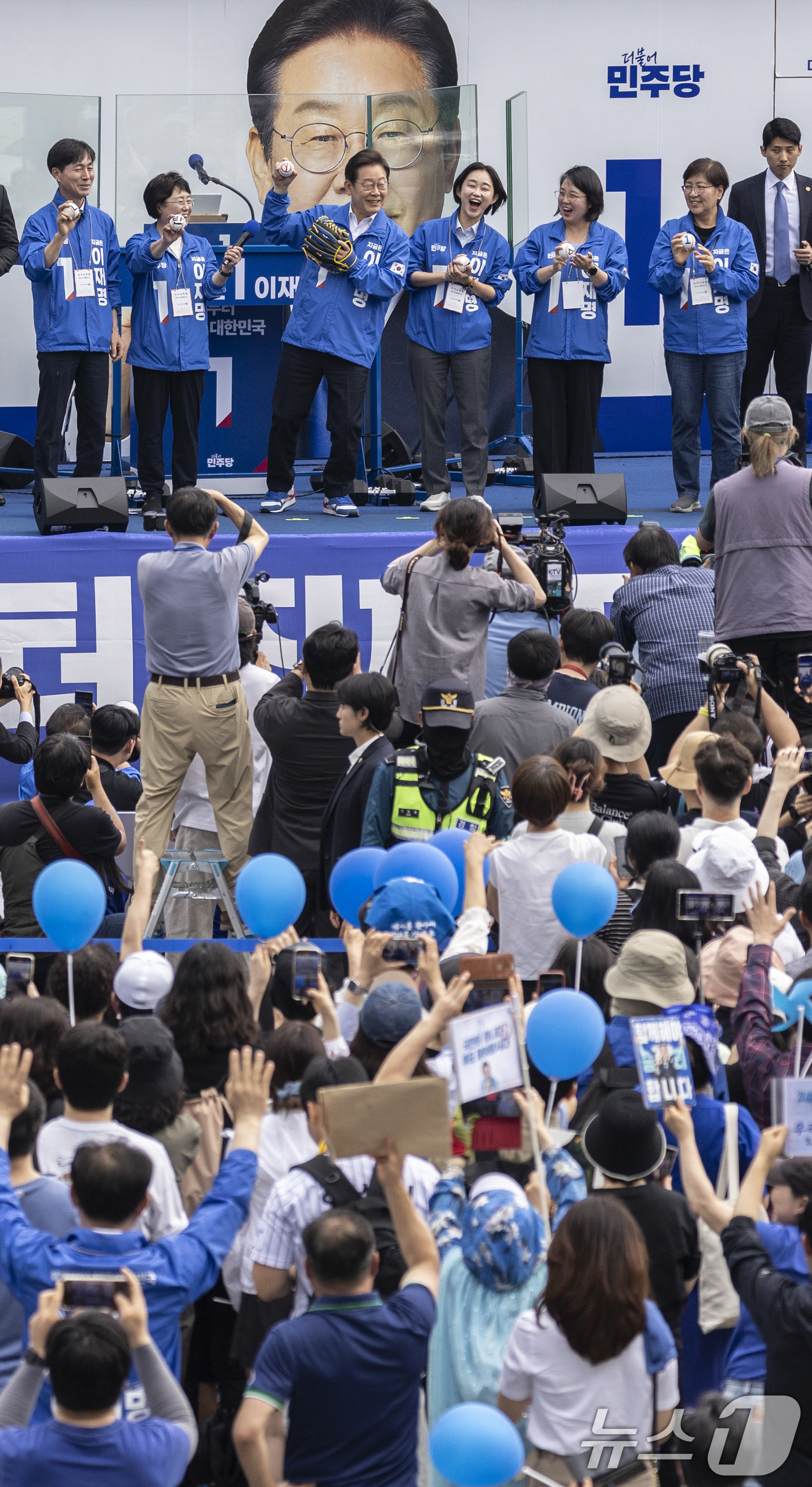 (서울=뉴스1) 안은나 기자 = 이재명 더불어민주당 대통령 후보가 제21대 대통령선거 사전투표 첫날인 29일 오후 서울 송파구 잠실야구장 앞 광장에서 열린 유세에서 글로브를 착용한 …