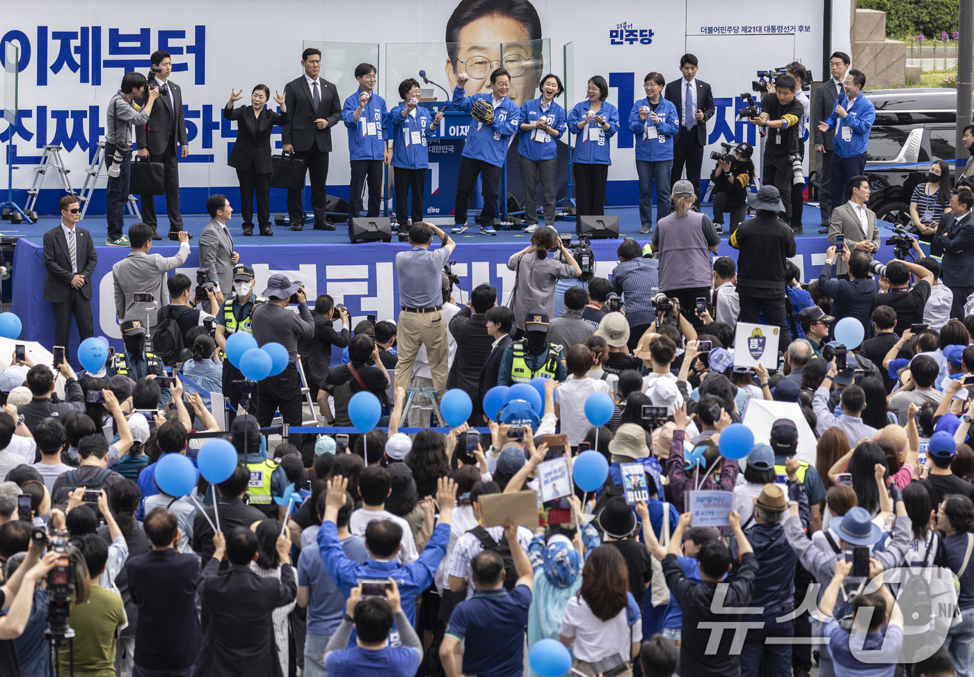 (서울=뉴스1) 안은나 기자 = 이재명 더불어민주당 대통령 후보가 제21대 대통령선거 사전투표 첫날인 29일 오후 서울 송파구 잠실야구장 앞 광장에서 열린 유세에서 글로브를 착용한 …