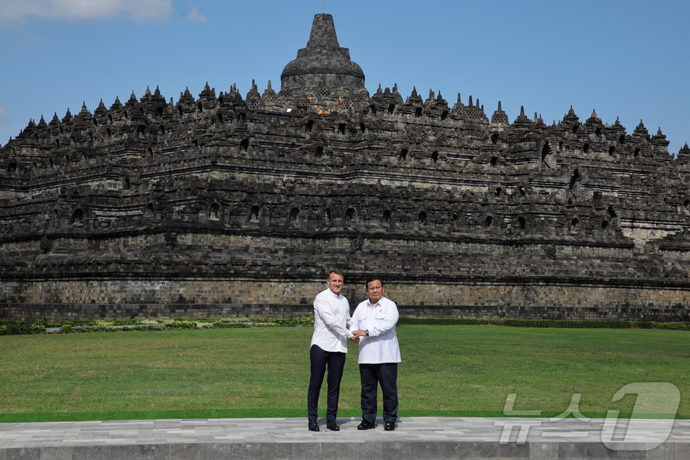 (마겔랑 로이터=뉴스1) 최종일 선임기자 = 프라보워 수비안토 인도네시아 대통령(우측)과 에마뉘엘 마크롱 프랑스 대통령이 29일(현지시간) 인도네시아 센트랄 자바 마겔랑에 있는 불 …