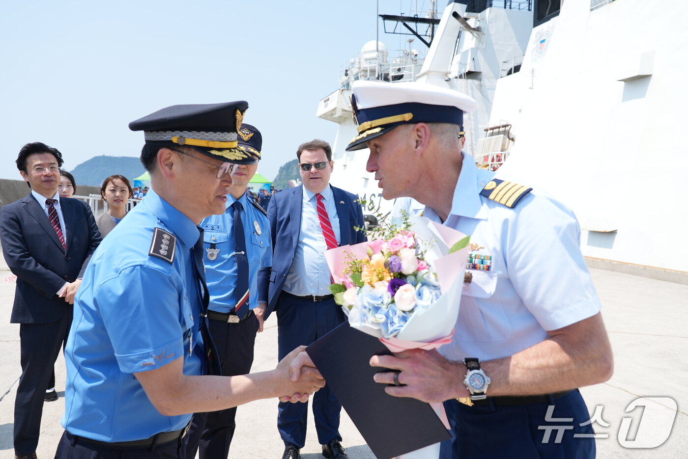 본문 이미지 - 서정원 부산해양경찰서 서장이 스트래튼호 함장과 인사를 하고 있다.(남해해경청 제공. 재판매 및 DB 금지)
