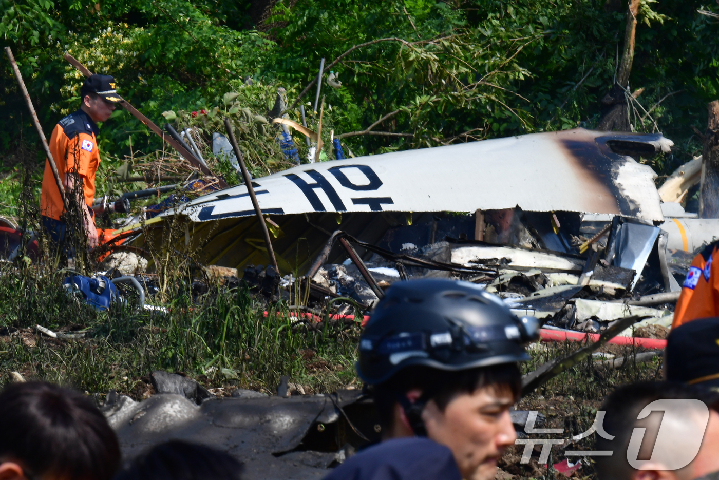 (포항=뉴스1) 최창호 기자 = 29일 오후 1시 35분쯤 경북 포항 남구 동해면 야산에 해군 해상 초계기 (P-3C)가 추락해 전소됐다.사고 현장에서 소받당국과 해군 항공사령부 …