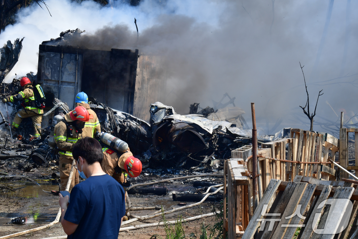 (포항=뉴스1) 최창호 기자 = 29일 오후 1시 35분쯤 경북 포항 남구 동해면 야산에 해군 해상 초계기 (P-3C)가 추락해 전소됐다.사고 현장에서 소받당국과 해군 항공사령부 …