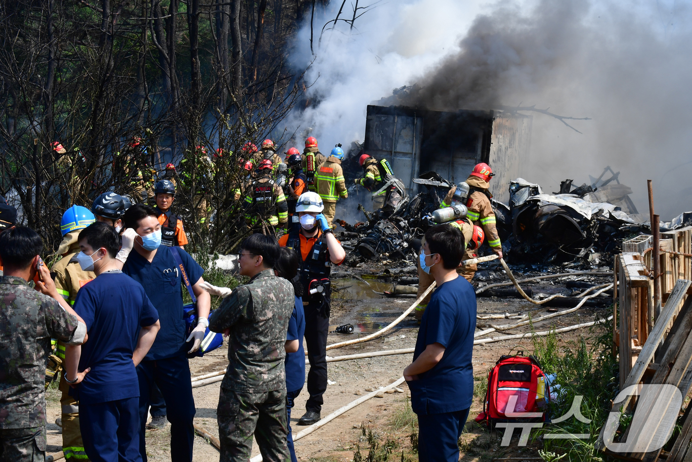 (포항=뉴스1) 최창호 기자 = 29일 오후 1시 35분쯤 경북 포항 남구 동해면 야산에 해군 해상 초계기 (P-3C)가 추락해 전소됐다.사고 현장에서 소받당국과 해군 항공사령부 …