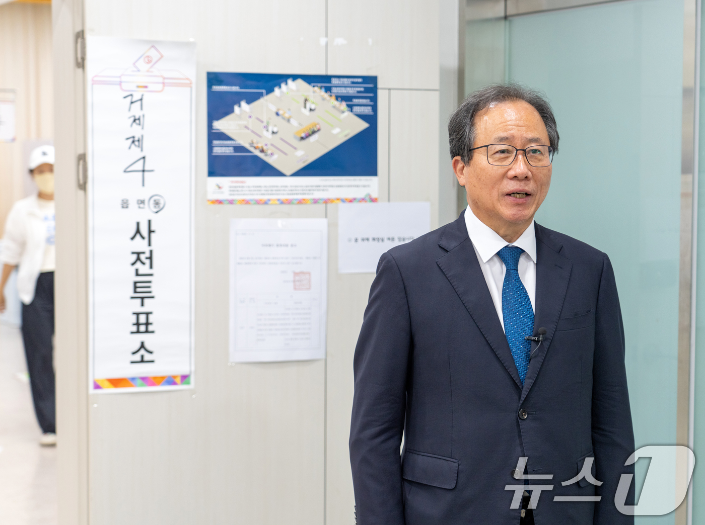 (부산=뉴스1) 윤일지 기자 = 김석준 부산교육감이 제21대 대통령선거 사전투표 첫날인 29일 부산 연제구 거제4동 행정복지센터에 마련된 사전투표소에서 투표한 뒤 취재진 질문에 답 …