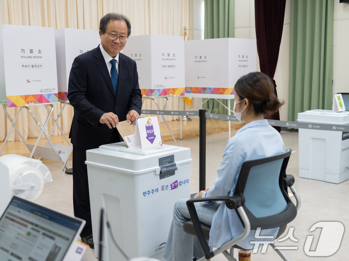 (부산=뉴스1) 윤일지 기자 = 김석준 부산교육감이 제21대 대통령선거 사전투표 첫날인 29일 부산 연제구 거제4동 행정복지센터에 마련된 사전투표소에서 투표를 하고 있다. (부산교 …