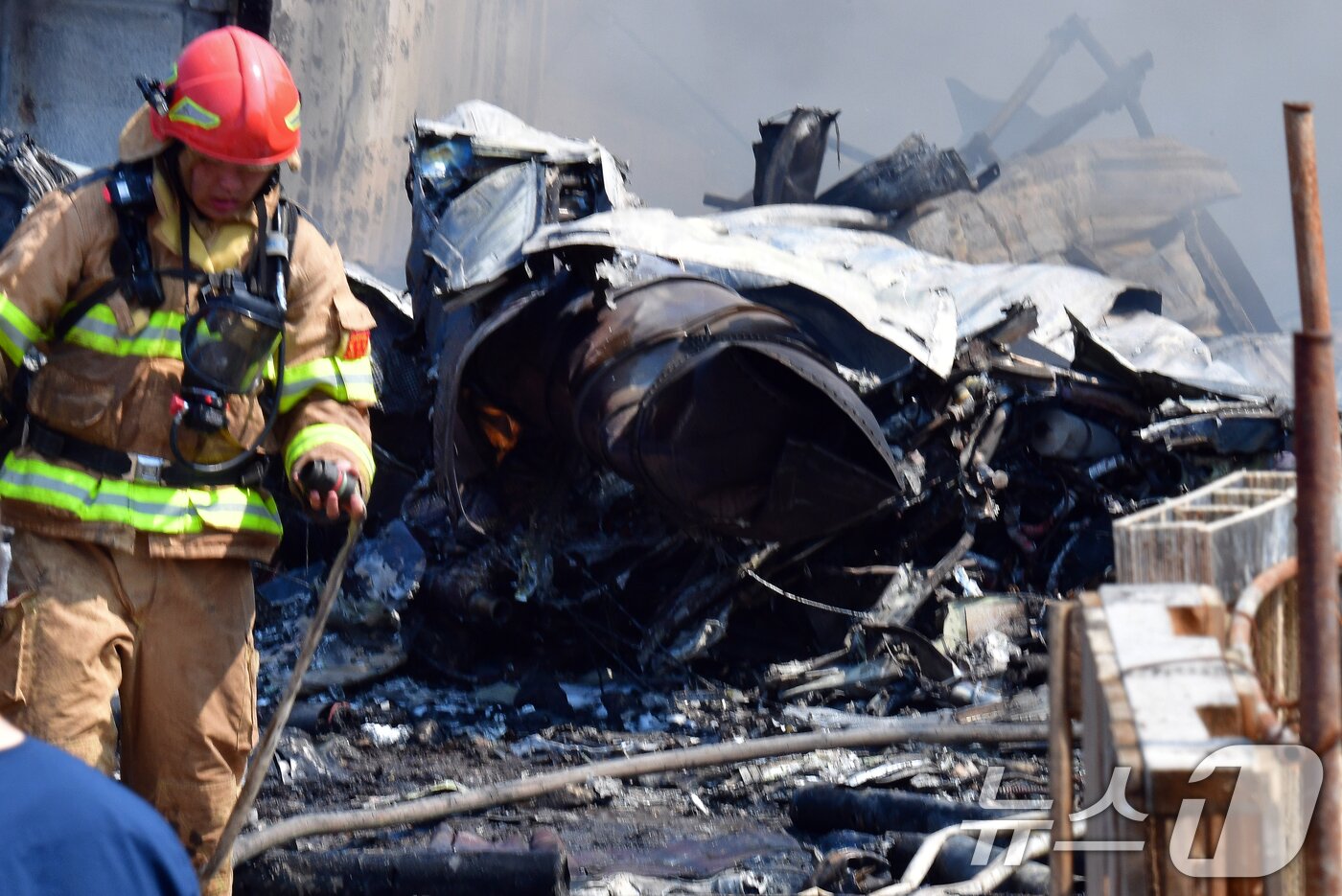 본문 이미지 - 29일 오후 1시 35분쯤 경북 포항 남구 동해면 야산에 해군 해상 초계기 &#40;P-3C&#41;가 추락해 전소됐다. 사고 현장에서 소받당국과 해군 항공사령부 소방대가 진화 작업 및 인명 수색을 하고 있다. 2025.5.29/뉴스1 ⓒ News1 최창호 기자