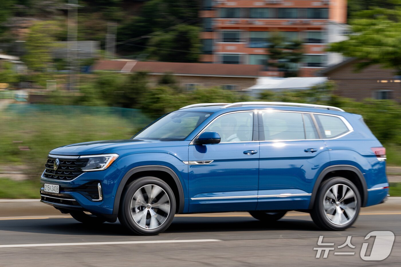본문 이미지 -  주행 중인 폭스바겐의 대형 SUV '신형 아틀라스'.(폭스바겐 제공)