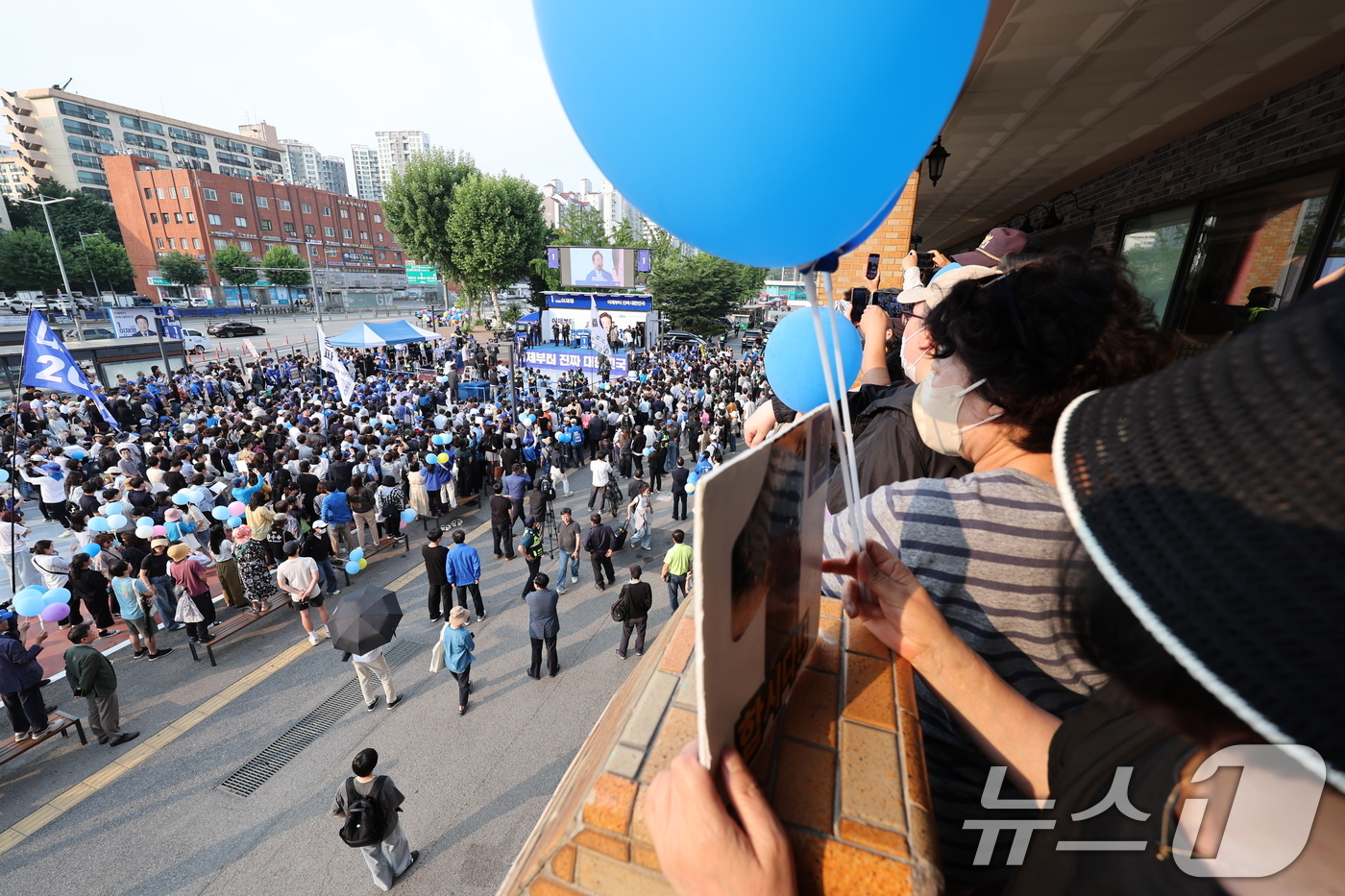 (서울=뉴스1) 안은나 기자 = 이재명 더불어민주당 대통령 후보가 제21대 대통령선거 사전투표 첫날인 29일 오후 서울 서초구 고속버스터미널광장에서 지지를 호소하고 있다. 2025 …