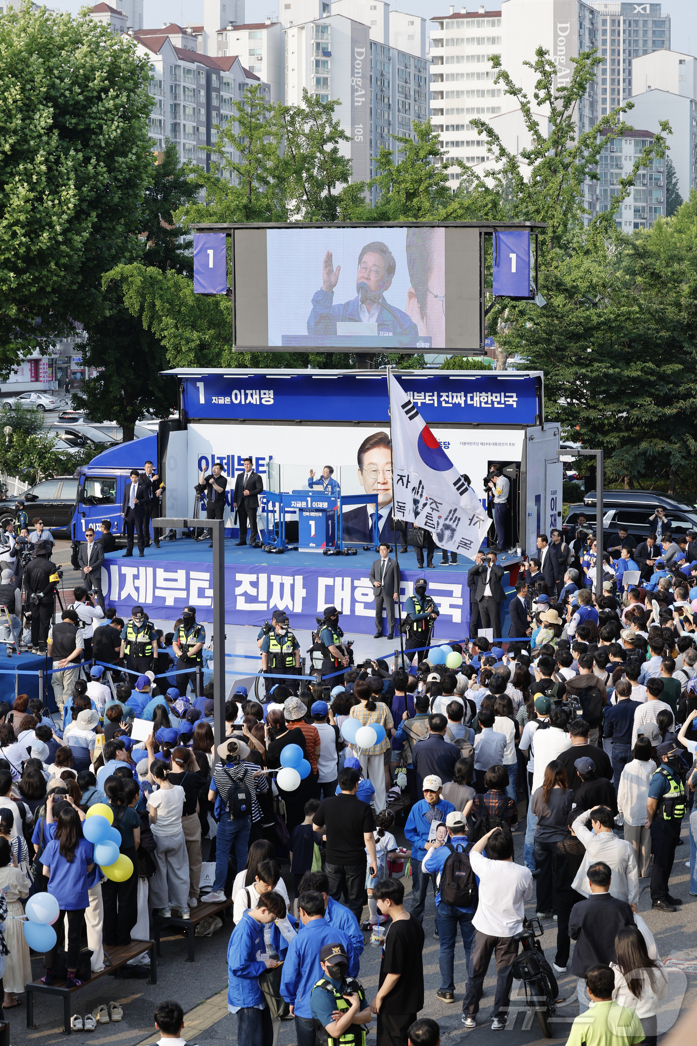 (서울=뉴스1) 안은나 기자 = 이재명 더불어민주당 대통령 후보가 제21대 대통령선거 사전투표 첫날인 29일 오후 서울 서초구 고속버스터미널광장에서 지지를 호소하고 있다. 2025 …