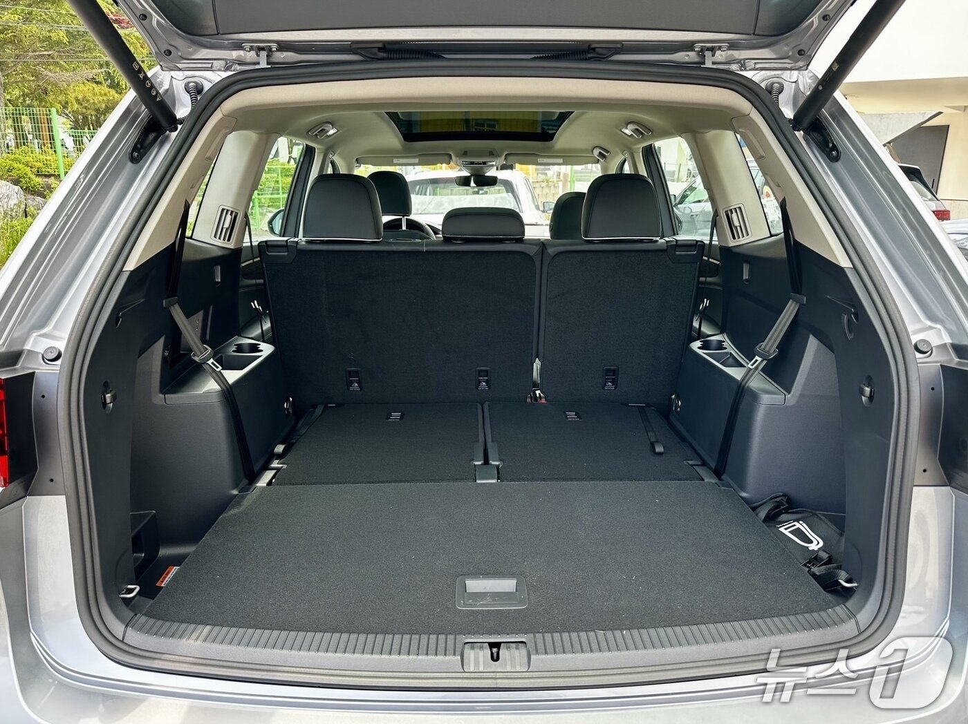 본문 이미지 - 폭스바겐의 대형 SUV '신형 아틀라스'의 3열을 접었을 때 트렁크 공간.ⓒ 뉴스1 이동희 기자 