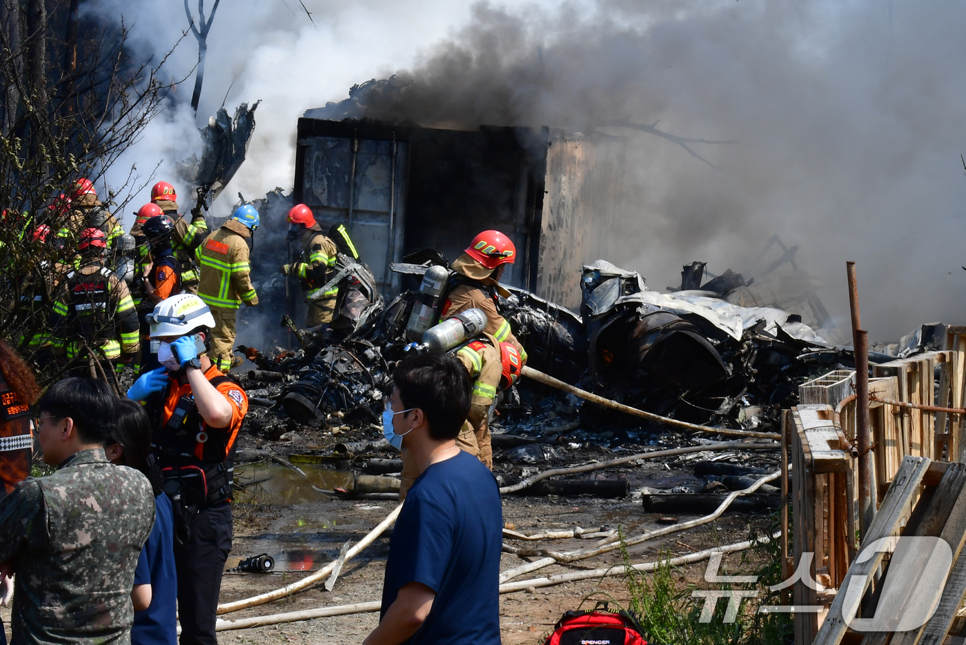 (포항=뉴스1) 최창호 기자 = 29일 오후 1시 35분쯤 경북 포항 남구 동해면 야산에 해군 해상 초계기 (P-3C)가 추락해 전소됐다.사고 현장에서 소받당국과 해군 항공사령부 …