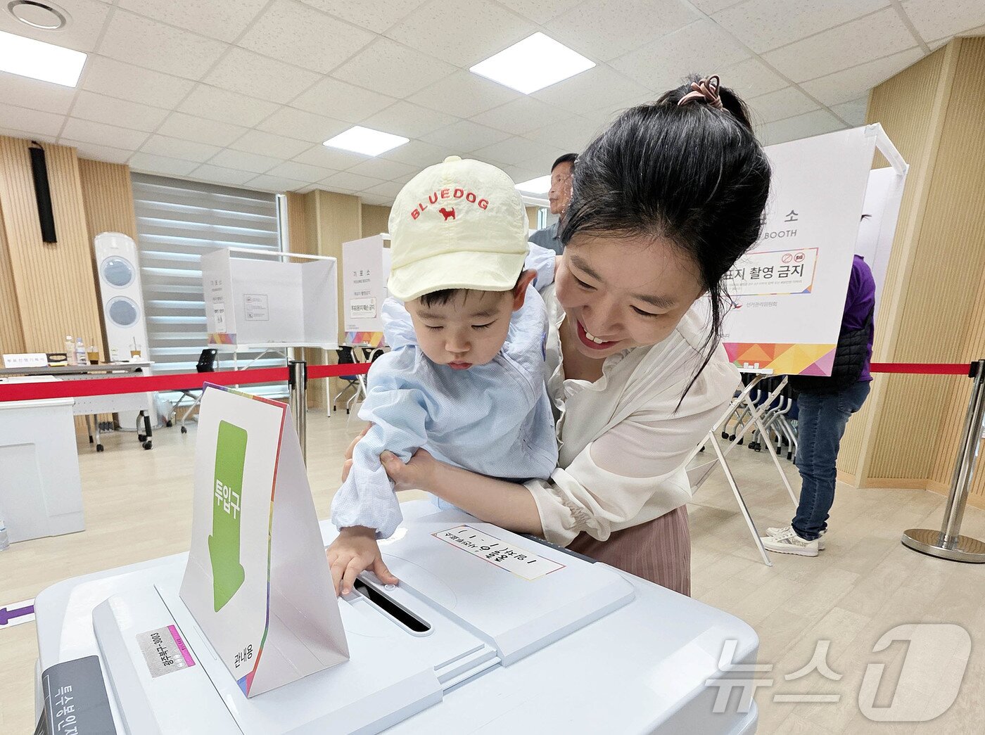 본문 이미지 - 제21대 대통령 선거 사전투표 첫날인 29일 광주 중흥동 사전투표소에서 유권자들이 한 표를 행사하고 있다.(광주 북구 제공. 재판매 및 DB 금지) 2025.5.29/뉴스1 ⓒ News1 박지현 기자