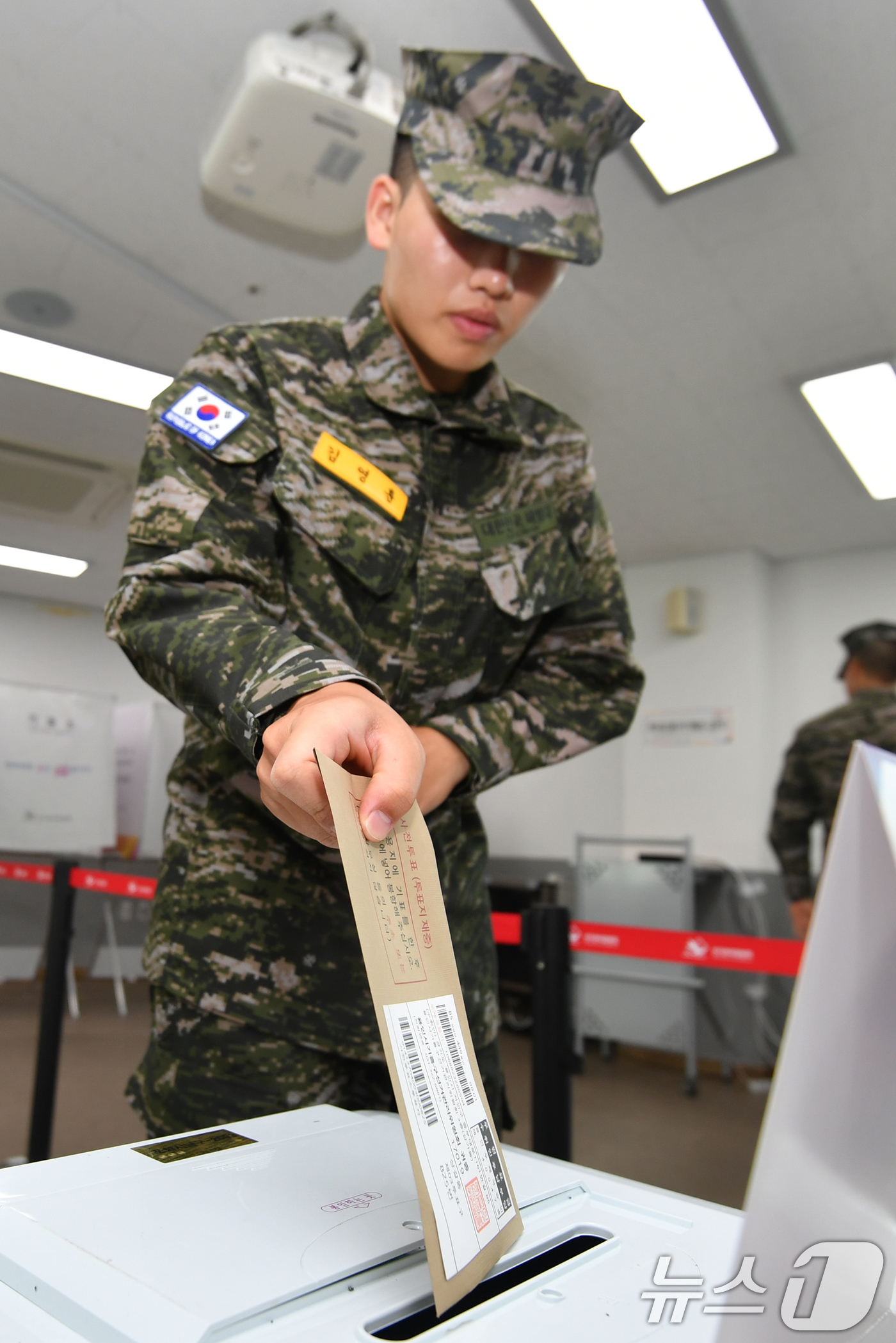 (포항=뉴스1) 최창호 기자 = 제21대 대통령 선거 사전 투표 첫날인 29일 오후 경북 포항시 남구 오천읍민복지회관 투표소에서 해병대 교육훈련단 훈련병들이 투표를 하고 있다. 2 …