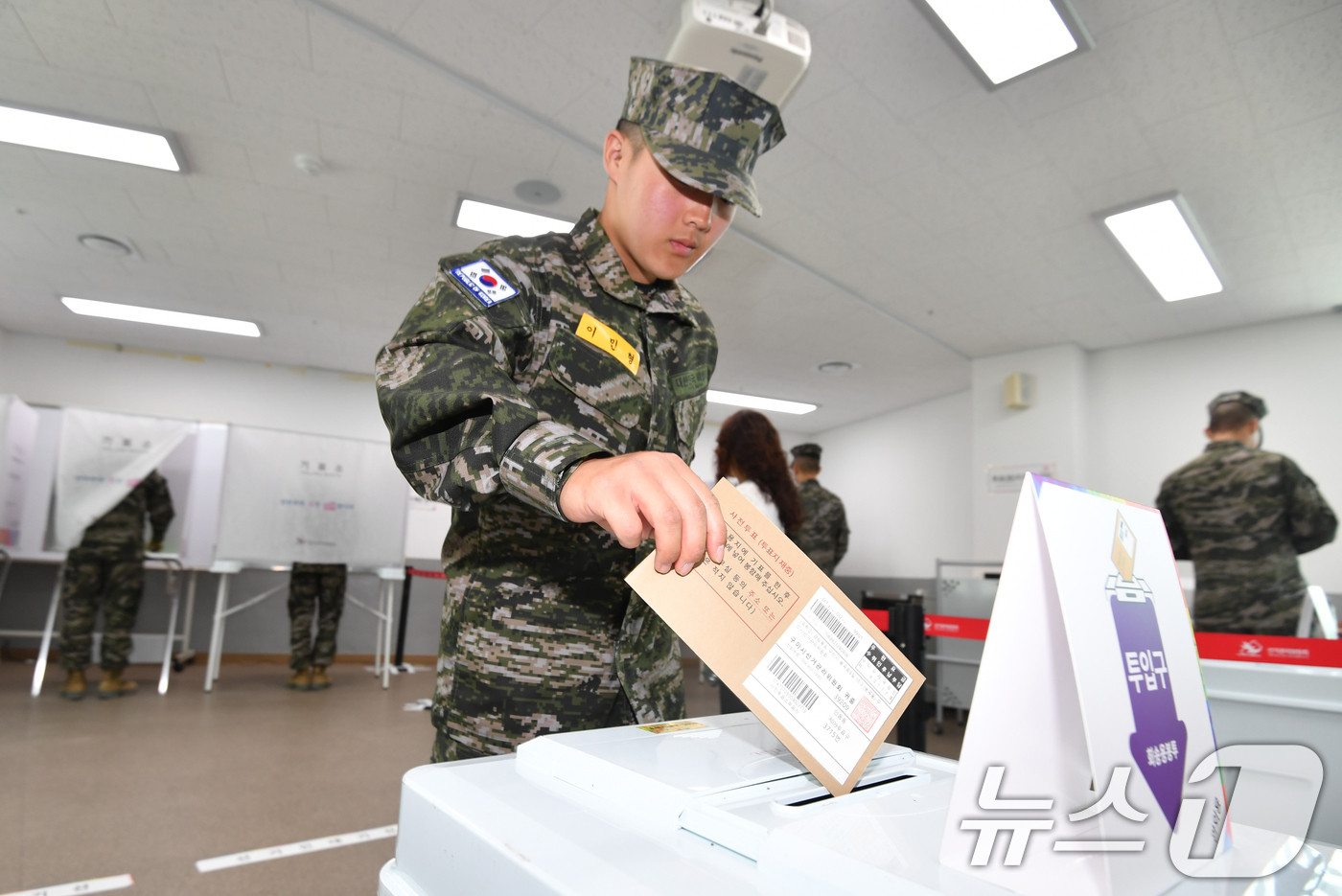 (포항=뉴스1) 최창호 기자 = 제21대 대통령 선거 사전 투표 첫날인 29일 오후 경북 포항시 남구 오천읍민복지회관 투표소에서 해병대 교육훈련단 훈련병들이 투표를 하고 있다. 2 …