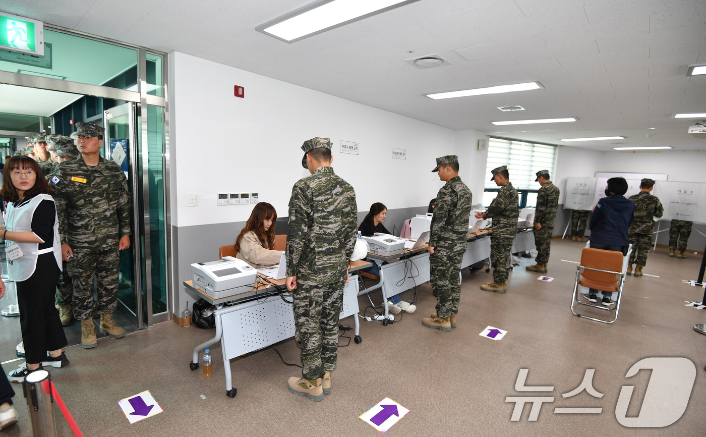 (포항=뉴스1) 최창호 기자 = 제21대 대통령 선거 사전 투표 첫날인 29일 오후 경북 포항시 남구 오천읍민복지회관 투표소에서 해병대 교육훈련단 훈련병들이 투표를 하고 있다. 2 …