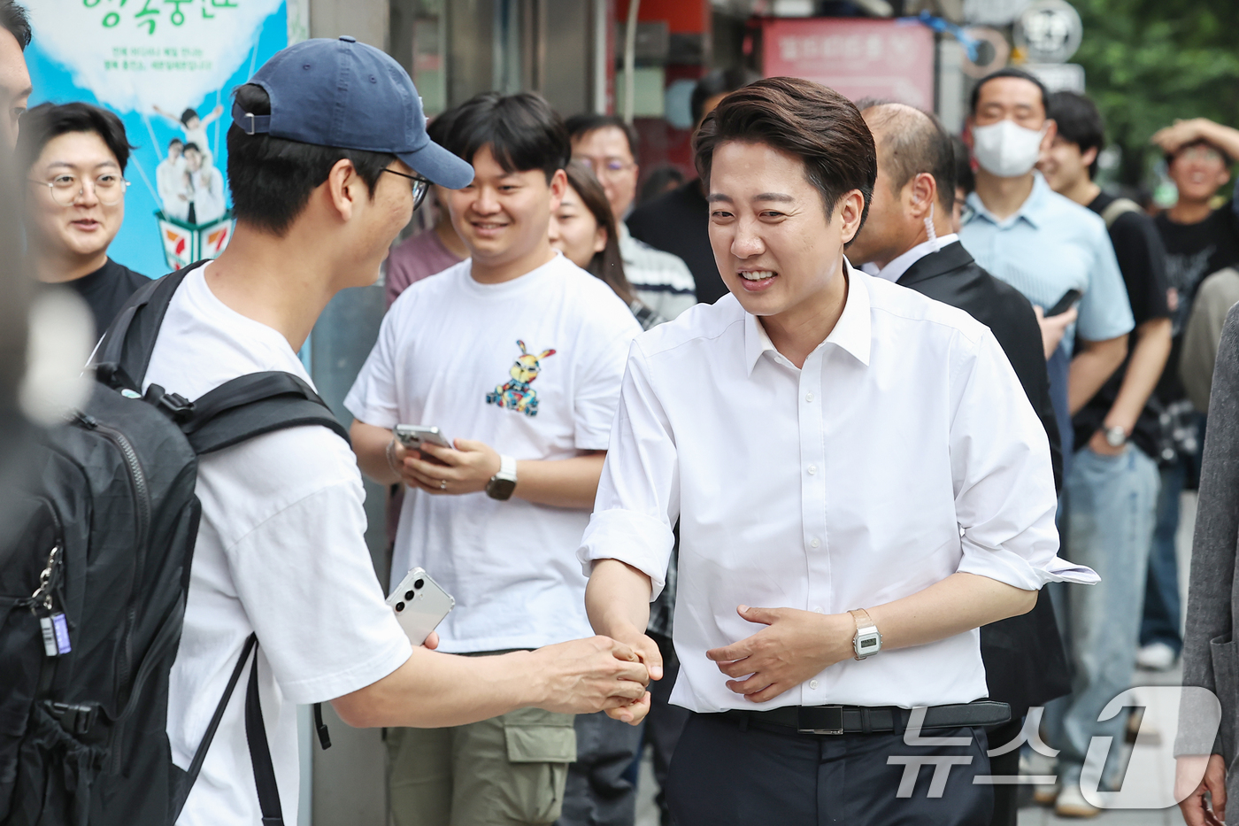 (서울=뉴스1) 민경석 기자 = 이준석 개혁신당 대통령 후보가 제21대 대통령선거 사전투표 첫날인 29일 서울 성북구 고려대학교 앞을 찾아 학생들과 인사를 나누고 있다.2025.5 …