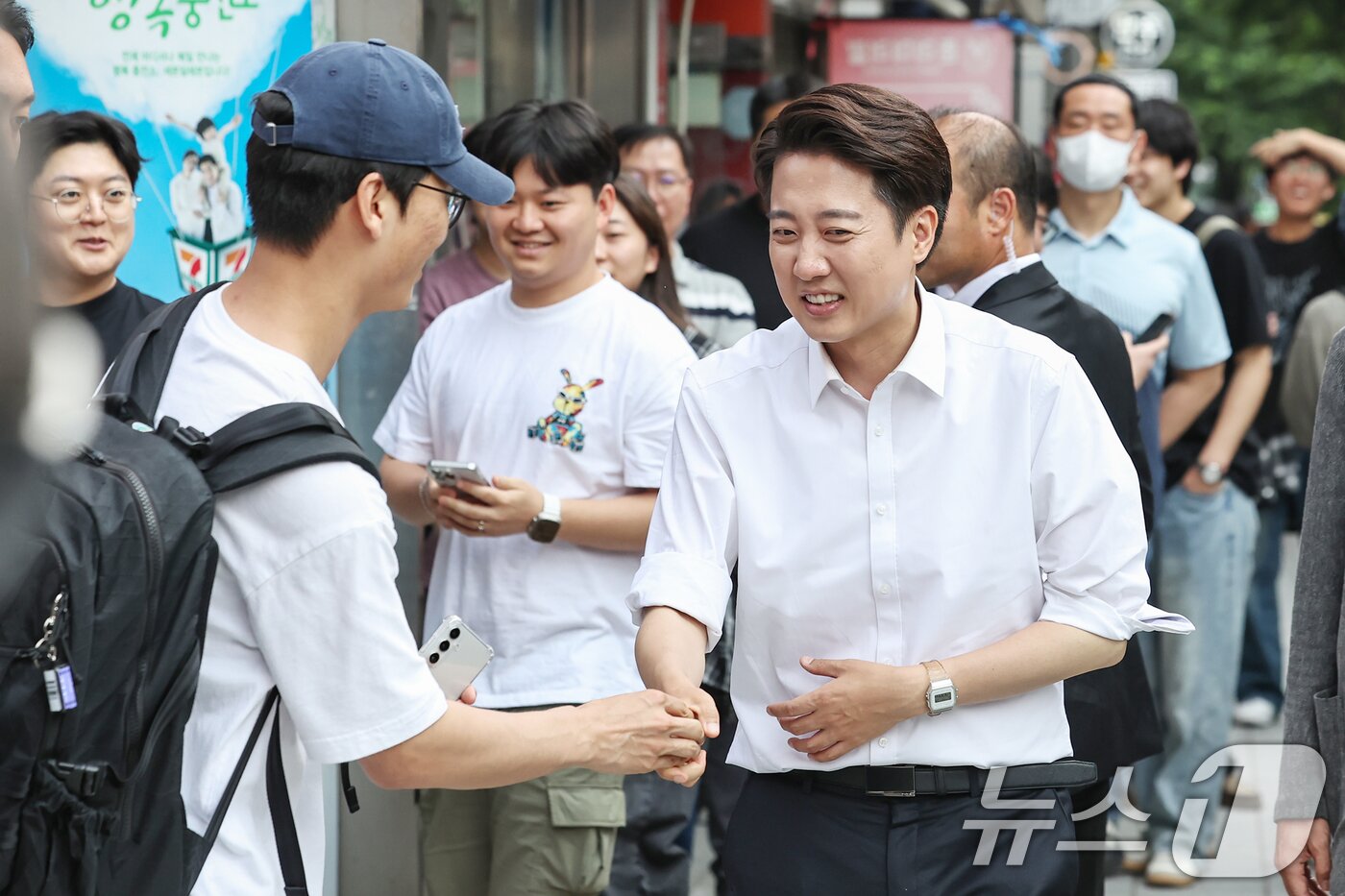 본문 이미지 - 이준석 개혁신당 대통령 후보가 제21대 대통령선거 사전투표 첫날인 29일 서울 성북구 고려대학교 앞을 찾아 학생들과 인사를 나누고 있다.2025.5.29/뉴스1 ⓒ News1 민경석 기자