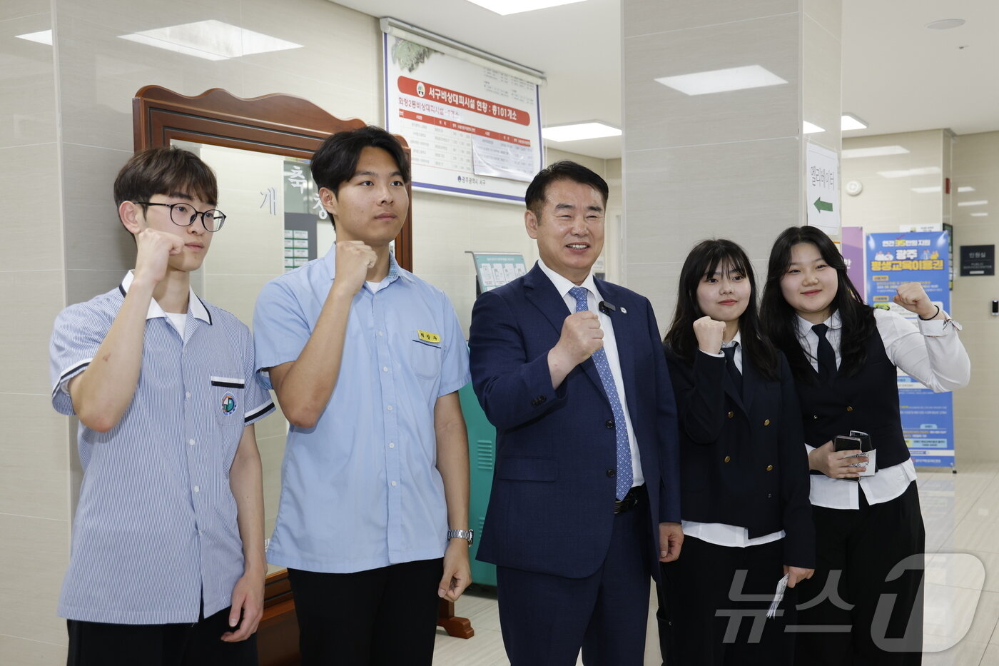 본문 이미지 - 이정선 광주교육감이 29일 오후 화정2동 행정복지센터에 마련된 투표소에서 생애 첫 투표에 참여하는 학생들과 기념촬영을 하고 있다. 왼쪽부터 광덕고 하유성 학생회 부회장, 광주고등의회 최장우 의장, 광주여고 노명선 학생회장, 광주여고 김지연 학생과 함께 투표 후 기념촬영을 하고 있다.(광주교육청 제공. 재배포 및 DB 금지) 2025.5.29/뉴스1